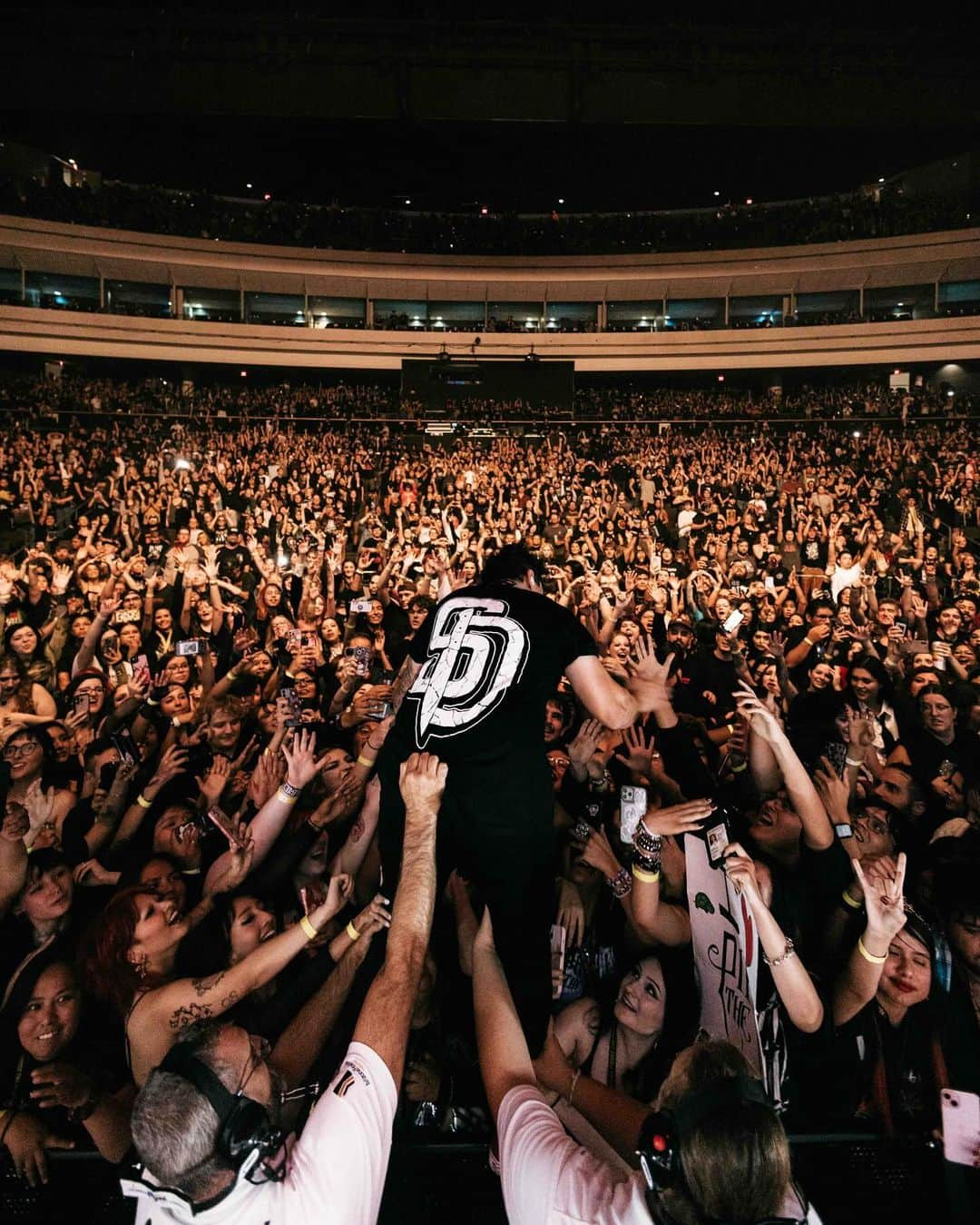 ヴィック・フエンテスさんのインスタグラム写真 - (ヴィック・フエンテスInstagram)「The Jaws Of Life Tour is off to a great start 💛  📸 @v.trvn」11月9日 11時11分 - piercethevic