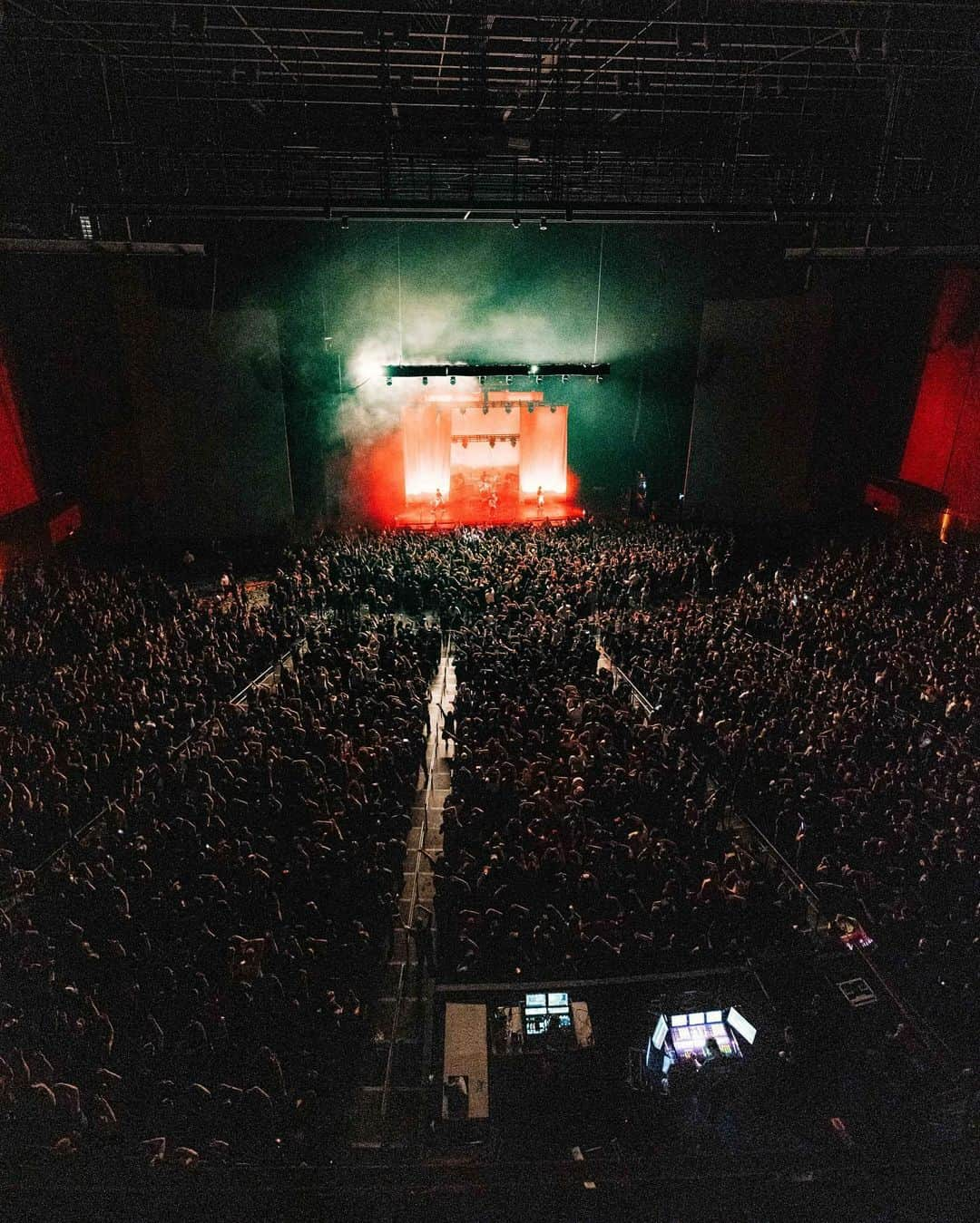 ヴィック・フエンテスさんのインスタグラム写真 - (ヴィック・フエンテスInstagram)「The Jaws Of Life Tour is off to a great start 💛  📸 @v.trvn」11月9日 11時11分 - piercethevic