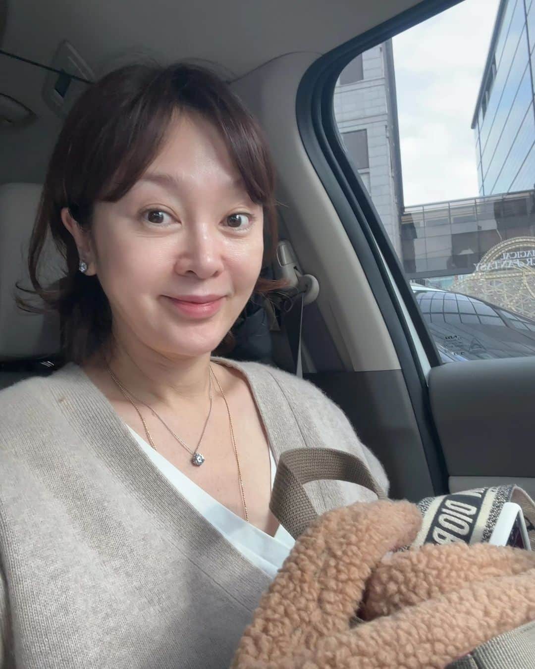 イ・スンヨンのインスタグラム：「오늘은 테디베어컬러와 외출입니당~^^  세상에 10킬로그램 만큼 넣었나봐요 ㅎ  있는대로 다 때려넣어도 넘나 스타일리쉬하고 짱짱한 잔디뽀글이백   지금 @mago12_official  마고샵으로 오셔요  어마어마한 가격인하된 조건 공구기간에만 어여 누리셔요~~!!!  #오늘은포근 #날씨가오락가락 #오늘도좋은하루요 #마고식구들화이팅👌❤️🙏🙏🙏」