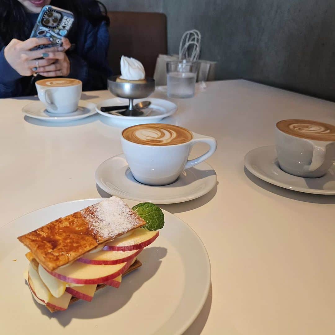高森紫乃のインスタグラム：「. ぷりんと迷って迷って りんごパイ🍎 パイって食べるの難しい～ けどそれもいい🫷🏻 . . . #カフェ #プリン #도쿄카페」