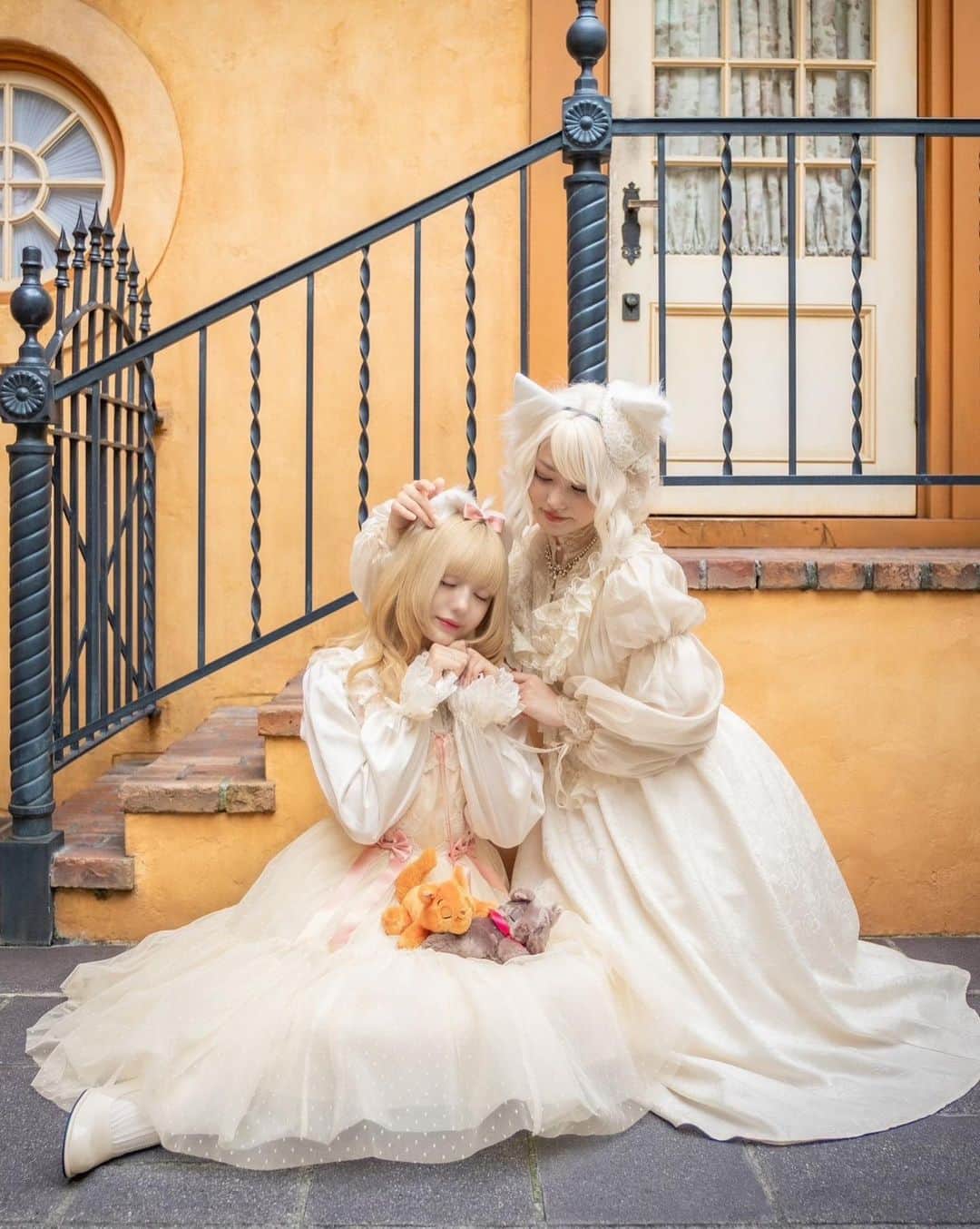 月雲ねるさんのインスタグラム写真 - (月雲ねるInstagram)「おしゃれキャット🤍🐾  ダッチェス @ainoeri  マリー @neruneruworld   念願の仮装デビューはマリーちゃん😸🎀 1日あっという間ですごくたのしかった〜！ラス日だったのでいろんなキャラの仮装の方をお見かけできてそれもたのしかった！たのしすぎたので来年も仮装したいかも〜はやくハロウィン来ないかな〜！笑 えりさんにお供できて幸せすぎました！ありがとうございました🥹 最後は謎クロスオーバーでにこちゃんとスリーショット笑🧜‍♀️🫧 アリエル @nicodisney_   ステキなお写真をありがとうございました！😌 📷 @fuj1.photo」11月9日 11時23分 - neruneruworld