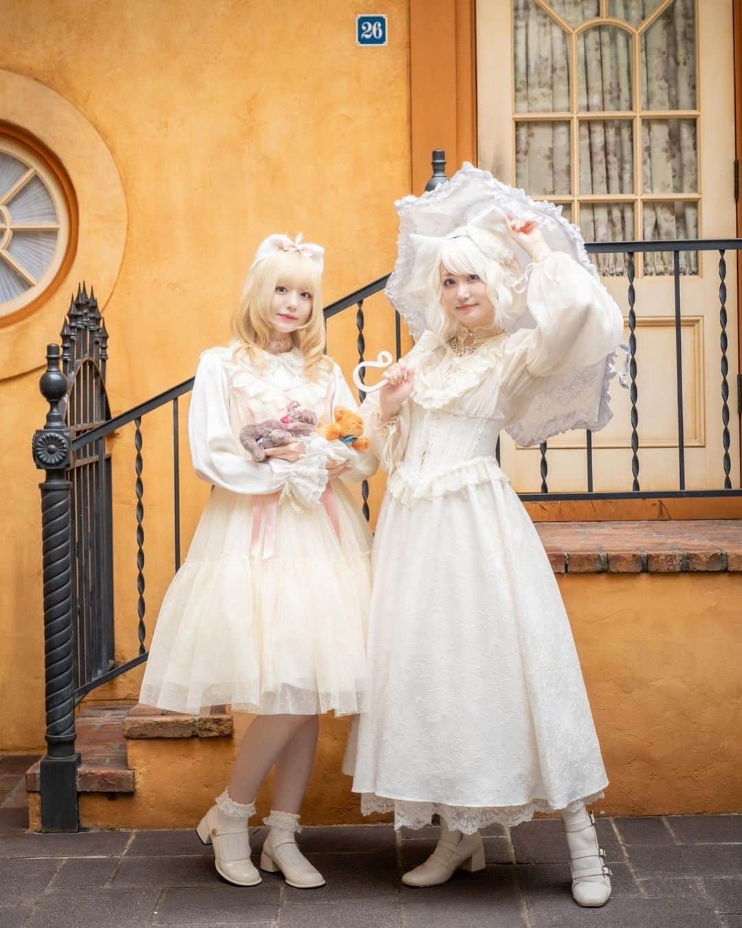 月雲ねるさんのインスタグラム写真 - (月雲ねるInstagram)「おしゃれキャット🤍🐾  ダッチェス @ainoeri  マリー @neruneruworld   念願の仮装デビューはマリーちゃん😸🎀 1日あっという間ですごくたのしかった〜！ラス日だったのでいろんなキャラの仮装の方をお見かけできてそれもたのしかった！たのしすぎたので来年も仮装したいかも〜はやくハロウィン来ないかな〜！笑 えりさんにお供できて幸せすぎました！ありがとうございました🥹 最後は謎クロスオーバーでにこちゃんとスリーショット笑🧜‍♀️🫧 アリエル @nicodisney_   ステキなお写真をありがとうございました！😌 📷 @fuj1.photo」11月9日 11時23分 - neruneruworld