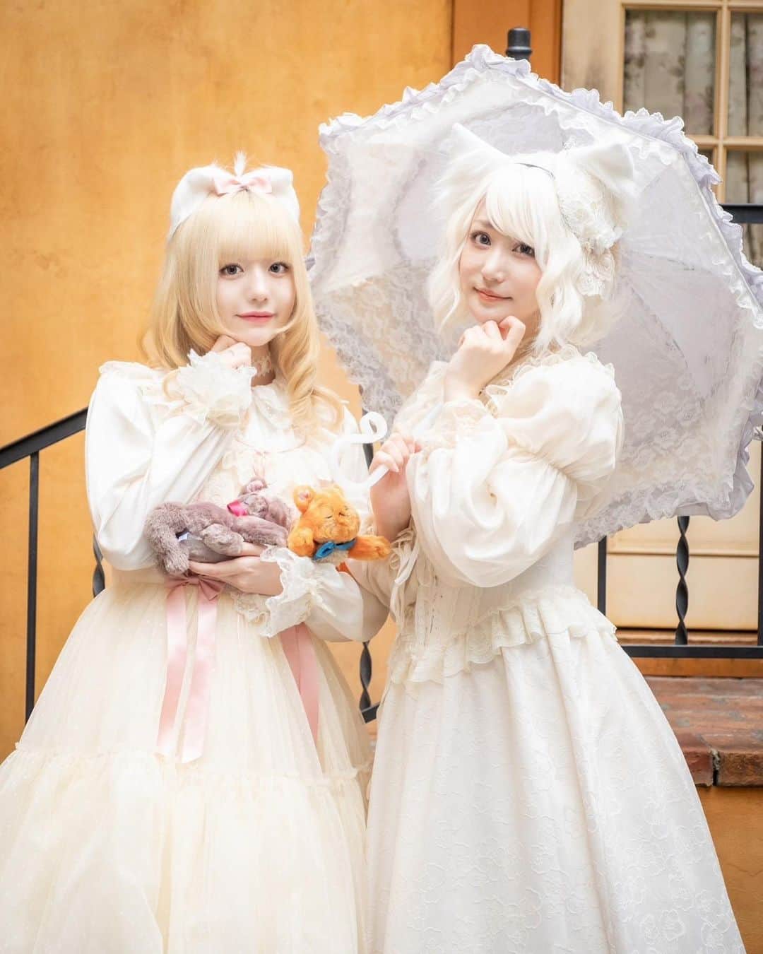月雲ねるさんのインスタグラム写真 - (月雲ねるInstagram)「おしゃれキャット🤍🐾  ダッチェス @ainoeri  マリー @neruneruworld   念願の仮装デビューはマリーちゃん😸🎀 1日あっという間ですごくたのしかった〜！ラス日だったのでいろんなキャラの仮装の方をお見かけできてそれもたのしかった！たのしすぎたので来年も仮装したいかも〜はやくハロウィン来ないかな〜！笑 えりさんにお供できて幸せすぎました！ありがとうございました🥹 最後は謎クロスオーバーでにこちゃんとスリーショット笑🧜‍♀️🫧 アリエル @nicodisney_   ステキなお写真をありがとうございました！😌 📷 @fuj1.photo」11月9日 11時23分 - neruneruworld
