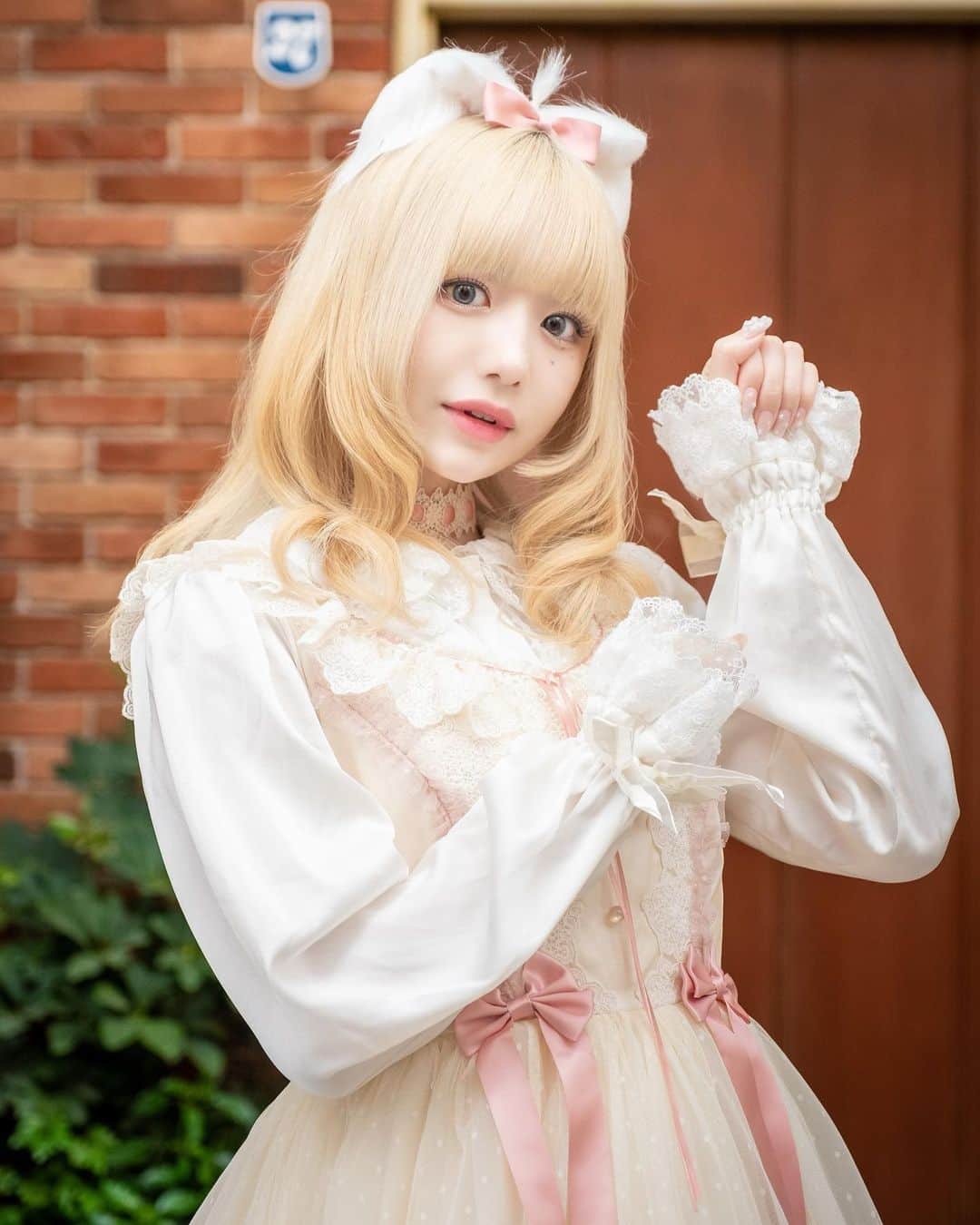 月雲ねるさんのインスタグラム写真 - (月雲ねるInstagram)「おしゃれキャット🤍🐾  ダッチェス @ainoeri  マリー @neruneruworld   念願の仮装デビューはマリーちゃん😸🎀 1日あっという間ですごくたのしかった〜！ラス日だったのでいろんなキャラの仮装の方をお見かけできてそれもたのしかった！たのしすぎたので来年も仮装したいかも〜はやくハロウィン来ないかな〜！笑 えりさんにお供できて幸せすぎました！ありがとうございました🥹 最後は謎クロスオーバーでにこちゃんとスリーショット笑🧜‍♀️🫧 アリエル @nicodisney_   ステキなお写真をありがとうございました！😌 📷 @fuj1.photo」11月9日 11時23分 - neruneruworld