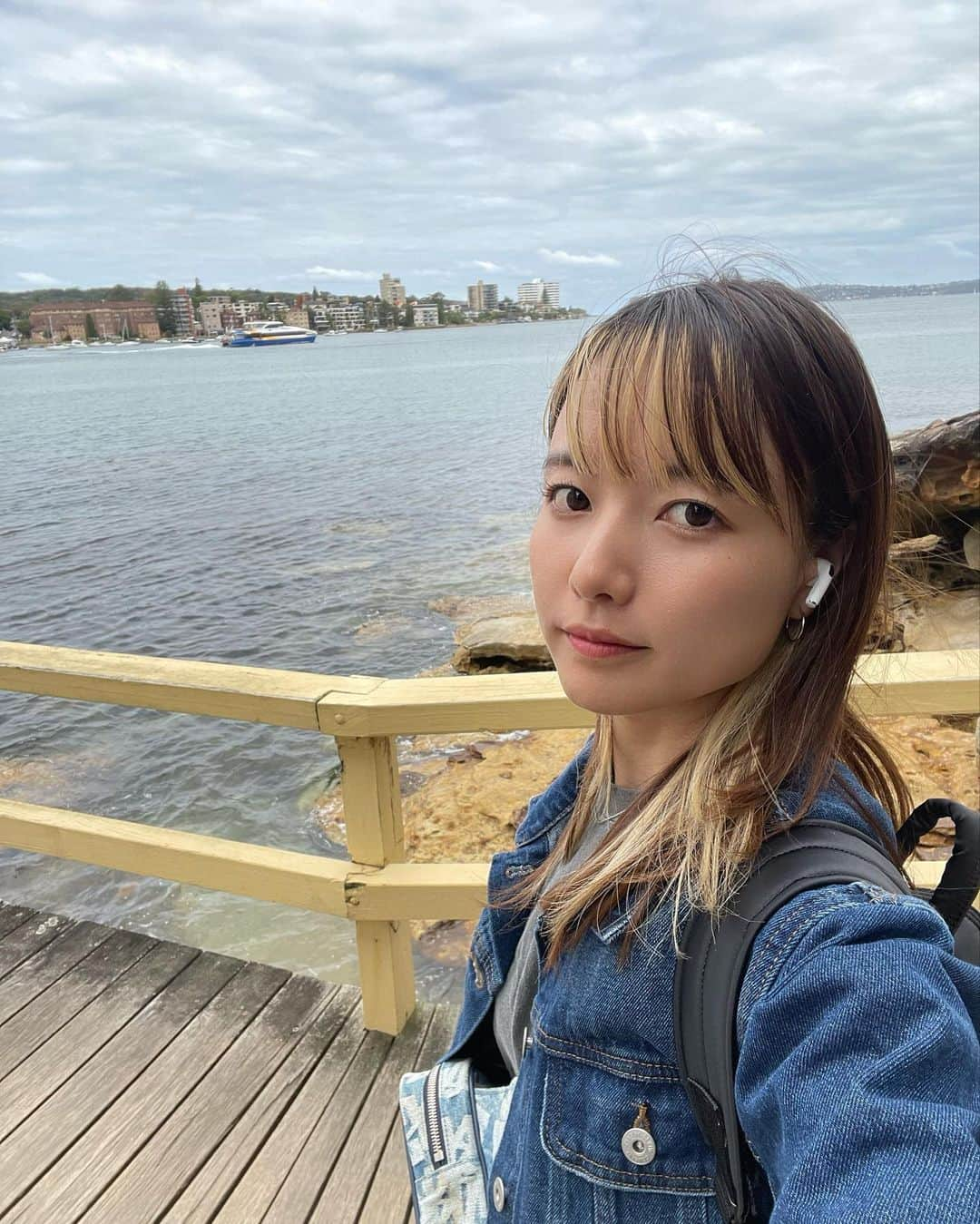 樺澤まどかさんのインスタグラム写真 - (樺澤まどかInstagram)「🇦🇺  オーストラリアに来て今日で1ヶ月  あっという間の1ヶ月だったけど 色々なことがあった濃い〜日々でした  今はひたすら自分と向き合う時間で 自分のダメなところや出来ないことが見えすぎて 自分が嫌になって最初の3週間くらいはほとんど毎日泣いてました😂😂  だけど優しすぎる方々に恵まれて どうせ死ぬんだから楽しまなきゃ勿体無い！と気づいて 今はもうただ歩いてるだけで楽しすぎる！！という Happyフェーズに入りました😂😂  朝起きた瞬間 「オーストラリアにいる！楽しい！」って思うし 外を歩いているだけでも 「景色最高！オーストラリア最高！」って思うし なんてことない日常会話でも 「英語話せた！伝わった！嬉しい！」ってなるし とにかく楽しんでいます😂😂  もっと英語を頑張ってさらに最高な日々にしていけるように 頑張ります🔥🔥  写真は通学路  毎日当たり前のようにこの景色が見られるのは 最高すぎないか！？！？  景色が綺麗なところに向かって いちいちベンチが置いてあるのが オーストラリアの好きなところ🐦  ベンチ多すぎ！ いちいち座っちゃう  #樺澤まどか  #ワーホリ#ワーキングホリデー#オーストラリア#ギリホリ#マンリー#シドニー」11月9日 11時24分 - kabasawa_madoka