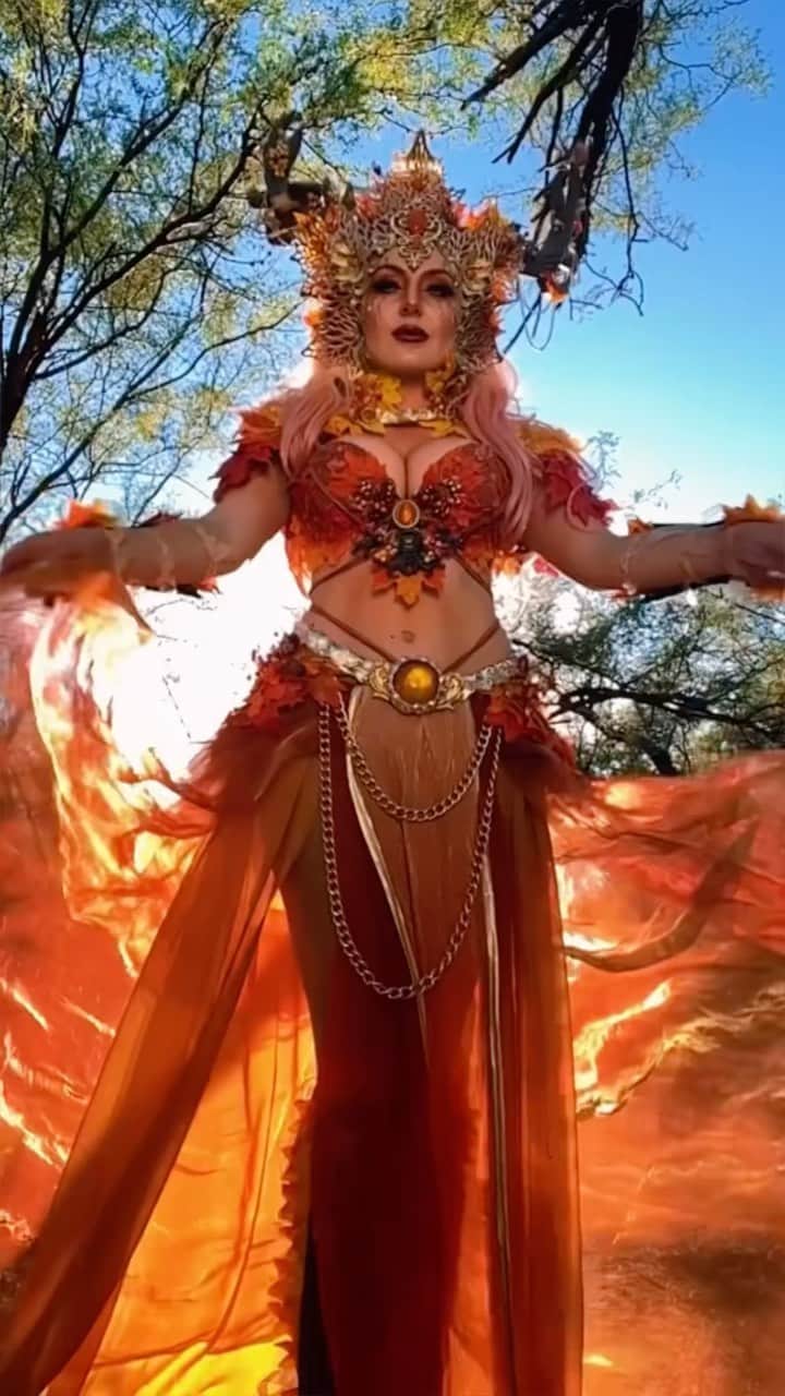 Jessica Nigriのインスタグラム：「FALL IS FINALLY HERE!  Costume and design by me! ❤️ #fallcolors #fall #fallcostume #dnd」