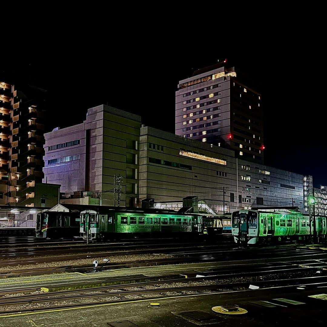 畑亜貴さんのインスタグラム写真 - (畑亜貴Instagram)「徳島駅付近、電車が間近から見られる！  #akhtravelogue #akhtlovestrain」11月9日 11時23分 - akihata.jp