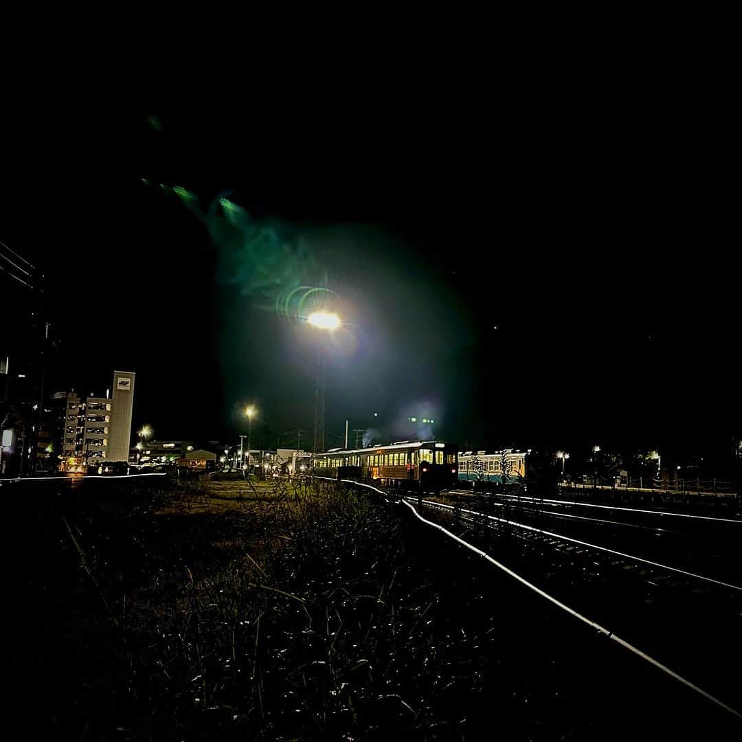 畑亜貴さんのインスタグラム写真 - (畑亜貴Instagram)「徳島駅付近、電車が間近から見られる！  #akhtravelogue #akhtlovestrain」11月9日 11時23分 - akihata.jp