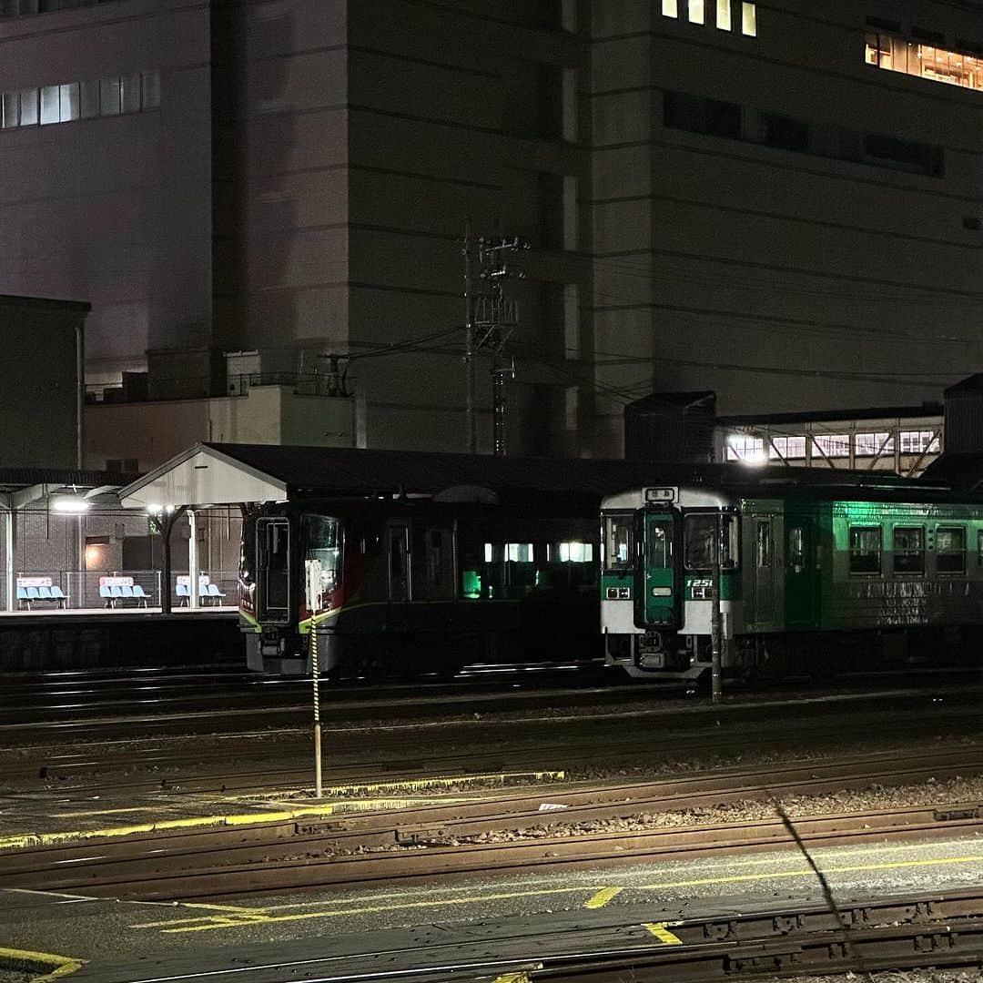 畑亜貴さんのインスタグラム写真 - (畑亜貴Instagram)「徳島駅付近、電車が間近から見られる！  #akhtravelogue #akhtlovestrain」11月9日 11時23分 - akihata.jp