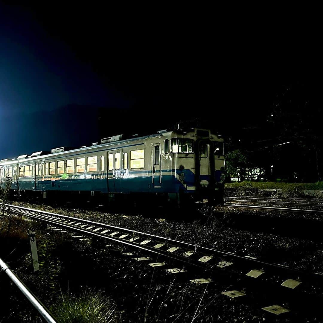 畑亜貴のインスタグラム：「徳島駅付近、電車が間近から見られる！  #akhtravelogue #akhtlovestrain」