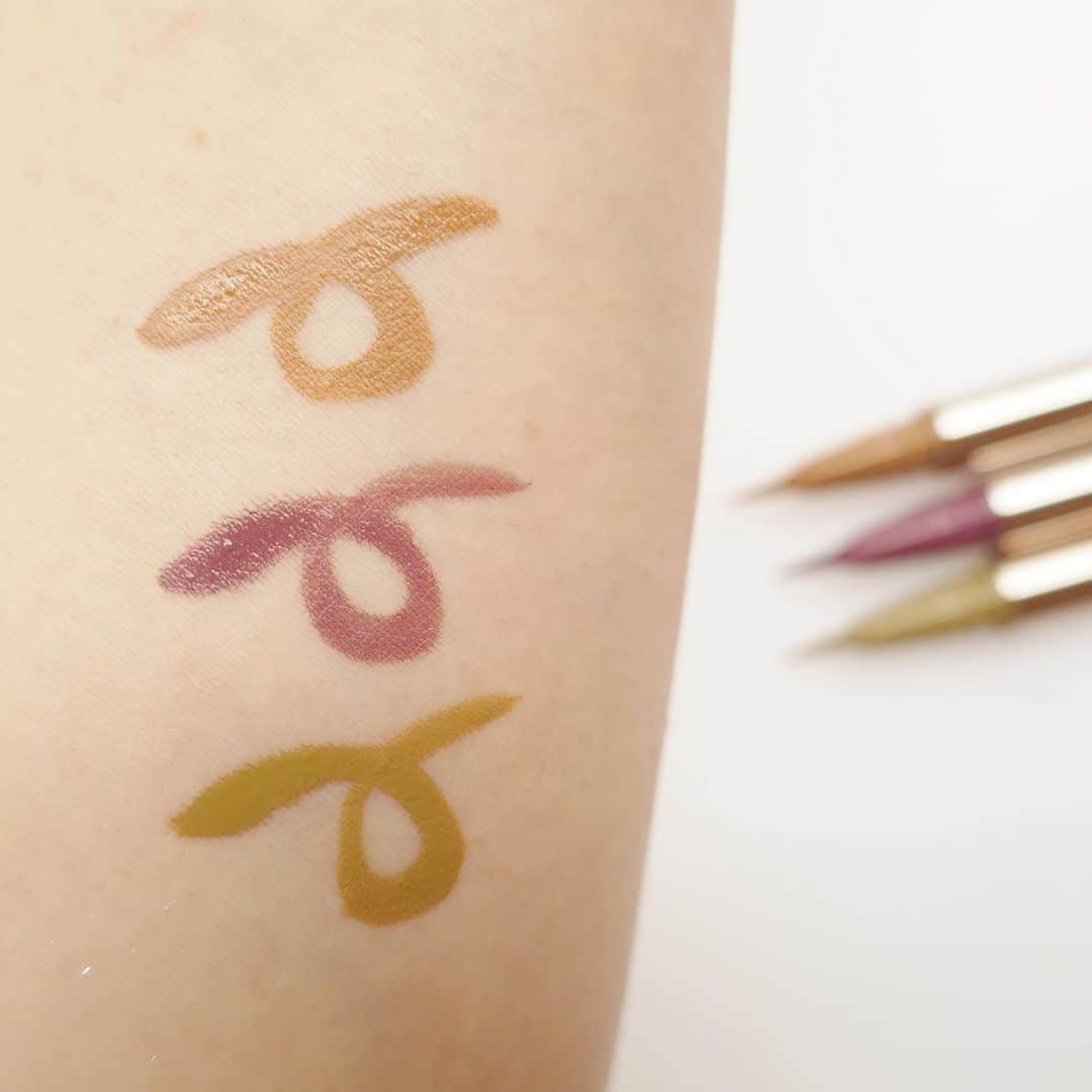 美的 Biteki's official Instagram! さんのインスタグラム写真 - (美的 Biteki's official Instagram! Instagram)「ルナソルの2024年春のメイクアップアイテム情報が届きました！ 今回のテーマは、“Awaken the Sense”。 色が肌に溶け込むようになじみ個性を際立たせ、洗練された表情に仕上げるメイクアイテムが揃います。   【まずはアイメイクアイテムを紹介！】 ◆画像2～4枚目 「ルナソル アイカラーレーション」新4種（うち限定1種） 各￥6,820（税込） 透けるような色のレイヤードでまぶたを染めるように彩り、ツヤやかな奥行きを感じる目元を演出する4色セットのアイシャドウパレット。新＆限定色は、クリアな意思をまなざしに与えてくれそうな4種類が登場します。 ☑22 Serenity Fusion 肌に寄り添うツヤめきの中に凛とした強さがひそむセレニティフュージョン。   ☑23 Morning Glow まばゆい輝きのゴールドがエネルギッシュに表情を照らすようなモーニンググロウ。   ☑24 Lucent Bloom クールなピンクに光が差し込むように透明感のあるまなざしに導くルーセントブルーム。   ☑EX38 Botanical Meadow みずみずしいグリーンとピンクを掛け合わせたフレッシュな印象のボタニカルメドウ。   ◆画像5、6枚目 「ルナソル フェザリーアイブロウジェル」1色 ￥3,300（税込） 毛流れをソフトに立ち上げてキープしながら、眉に羽のように軽やかなニュアンスを与えるアイブロウジェル。粉感を感じさせないみずみずしいジェル状の薄膜で眉に自然なハリ感と立体感をプラスします。 “01 Tender Brown”は、明るさと透明感のあるテンダーブラウン。   ◆画像7、8枚目 「ルナソル ニュアンスシェイプライナー」限定3色 各￥3,300（税込） 軽やかなラインで、さりげなく印象的なまなざしに仕上げるリキッドアイライナー。明るくクリアなカラーにほんの少し青みブラックのニュアンスを加えることで、目元の存在感を際立たせます。 しなやかなフェルトタイプの筆先で、太くも細くも思いのまま。 汗・水・皮脂ににじみにくく、お湯で簡単に落とせます。 カラーは3種類。 ☑EX03 Calming Quilt 赤みをひそませたベージュが、柔らかな印象を演出。   ☑EX04 Cassis Infusion パープリッシュなピンク。シックで華やかな目元に。   ☑EX05 Rusty Sage 爽やかなグリーンにくすみをしのばせたラスティセージ。   ◆画像9、10枚目 「ルナソル グラムウィンク」限定1色 ￥3,520（税込） 奥行きのある目元に仕上げるオイルベースのアイシャドウ。限定色“EX10 Sunny Glow”は、降り注ぐ太陽のように多彩な煌めきを放ちます。   その他のアイテムは後ほど紹介予定♪ お楽しみに！   ※2024年2月9日発売（一部限定）   oﾟo｡oﾟo｡oﾟo｡oﾟo｡oﾟoﾟo｡oﾟo 『美的』公式インスタグラム @bitekicom では新作コスメの速報情報＆全色スウォッチをどんどん公開中！ タメになる美容情報は美的.comをぜひご覧ください！ oﾟo｡oﾟo｡oﾟo｡oﾟo｡oﾟoﾟo｡oﾟo   #ルナソル#lunasol#メイク#メイクアップ#コスメ#コスメレポ#新商品#新作コスメ#アイシャドウ#アイライナー#アイシャドウパレット#新色#春新色#スウォッチ#全色スウォッチ#bitekicom」11月9日 11時32分 - bitekicom