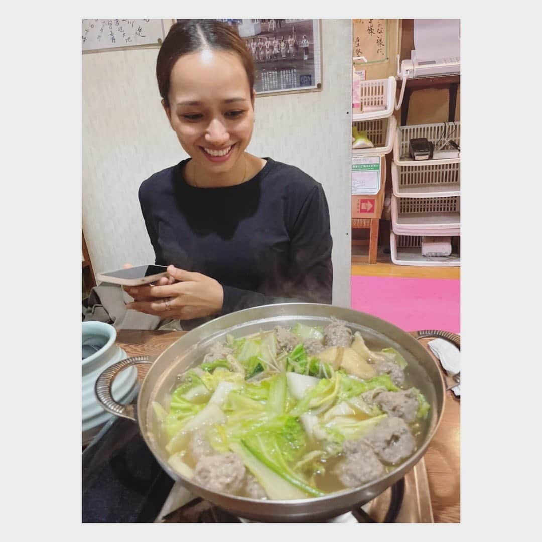 豊原江理佳のインスタグラム：「生まれて初めて ちゃんこ鍋を食べたよ🍲 すっごく安心するだしの味だった 写真の上に乗ってるのがつみれ お店のお母さんが一つずつ鍋につみれを作ってくれたのが 暖かかったです  まだまだ食べたことない料理がいっぱいだなって思ったよ。 みなさんの地元の料理はなんですか？☺️💕 お仕事でいろんな場所に行く事も多いから その時にはぜひその土地のお料理を食べたいな🤤」