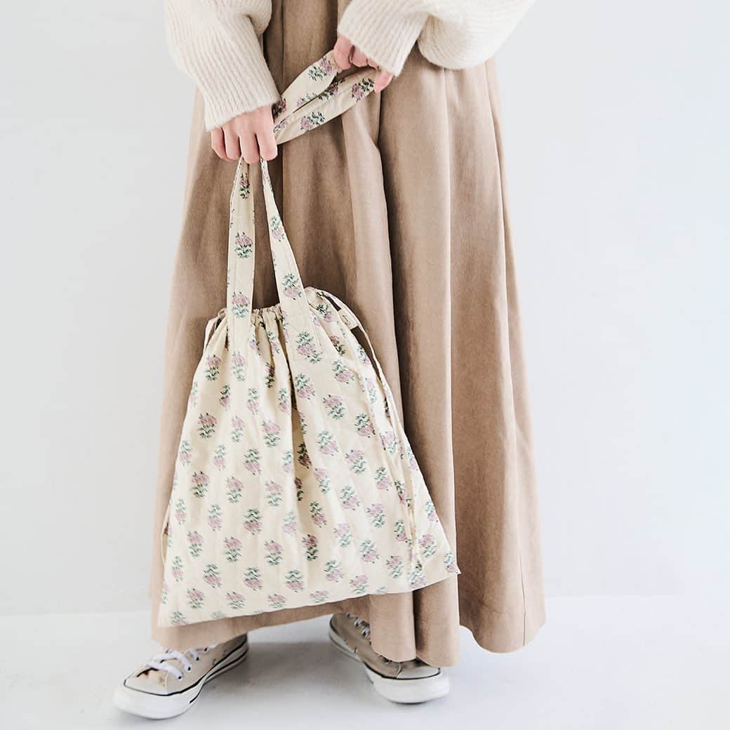 Crispさんのインスタグラム写真 - (CrispInstagram)「_NEW IN ⁡ ⁡ ✓起毛ロゴトートバッグ ￥4,290(税込) beige,brown,ivory,pink ⁡ ✓フラワーキルティングトートバッグ ￥3,850(税込) brown,ivory,pink ⁡ ⁡ 秋冬コーデのポイントになるトートバッグが届きました。 起毛ロゴトートバッグは収納力もあるので、 旅行などのサブバッグとしてもおすすめ◎ ⁡ ⁡ #Crisp2023aw #Crisp_style #Crisp #クリスプ #秋コーデ #c3wg3309 #c3R3313 #cr_起毛ロゴトートバッグ #cr_フラワーキルティングトートバッグ #大人カジュアル」11月11日 18時00分 - crisp_official
