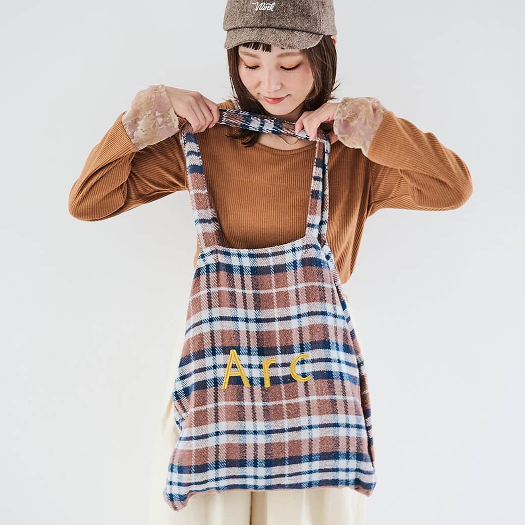 Crispさんのインスタグラム写真 - (CrispInstagram)「_NEW IN ⁡ ⁡ ✓起毛ロゴトートバッグ ￥4,290(税込) beige,brown,ivory,pink ⁡ ✓フラワーキルティングトートバッグ ￥3,850(税込) brown,ivory,pink ⁡ ⁡ 秋冬コーデのポイントになるトートバッグが届きました。 起毛ロゴトートバッグは収納力もあるので、 旅行などのサブバッグとしてもおすすめ◎ ⁡ ⁡ #Crisp2023aw #Crisp_style #Crisp #クリスプ #秋コーデ #c3wg3309 #c3R3313 #cr_起毛ロゴトートバッグ #cr_フラワーキルティングトートバッグ #大人カジュアル」11月11日 18時00分 - crisp_official