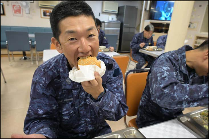 海上自衛隊さんのインスタグラム写真 - (海上自衛隊Instagram)「これはもしや、某ファーストフード店の？！🍔  いいえ、#砕氷艦しらせ 給養員特製のハンバーガーです！😋  #海上自衛隊 #JMSDF #給養員 #海のコック #艦めし」11月9日 11時30分 - jmsdf_pr