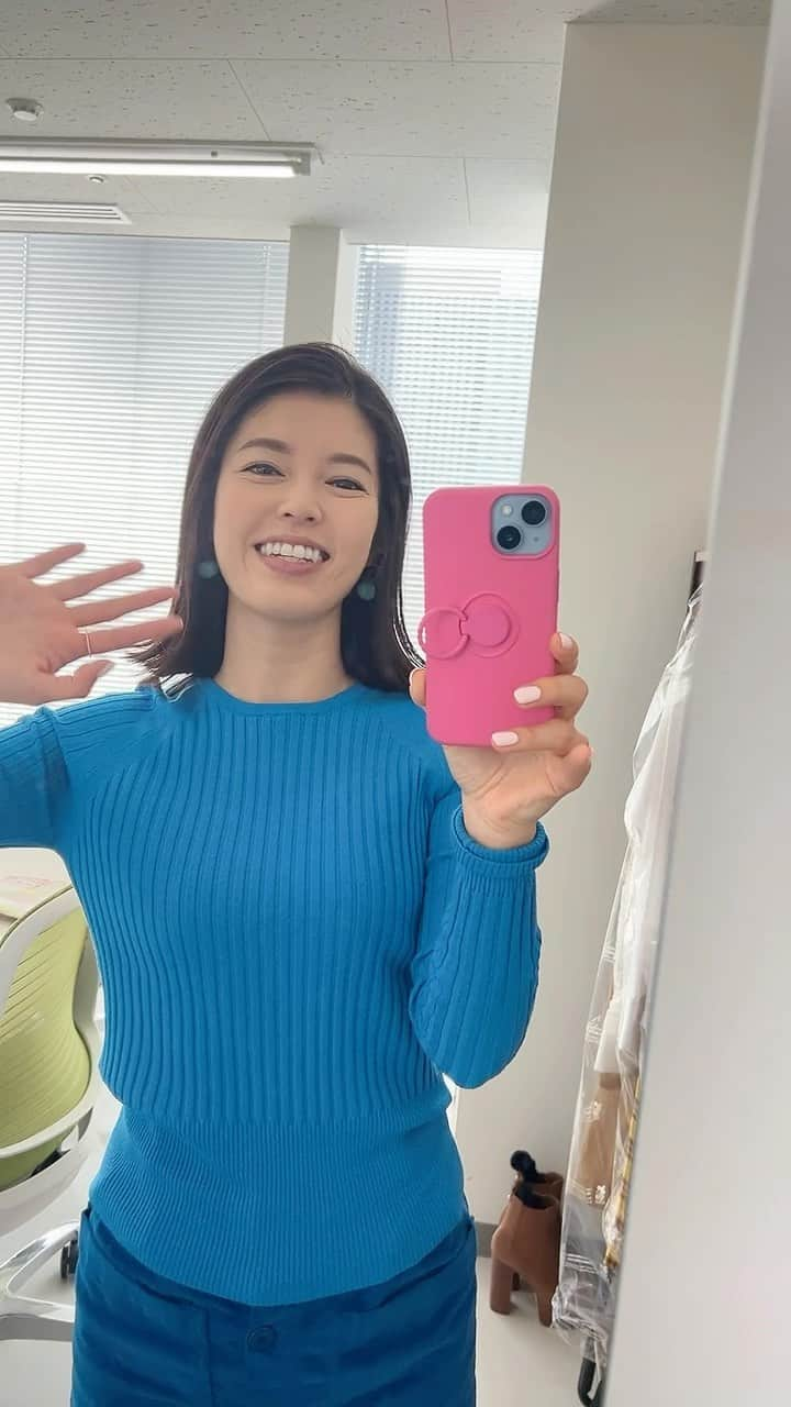 神田愛花のインスタグラム：「今日は全身真っ青💙 新鮮なお衣装です☺️ フジテレビ『ぽかぽか』、 楽しみながら頑張ります✊🏻 是非ご覧下さい✨✨ そして今日は、FRIDAYの発売日‼️ 私の連載が掲載されています📕 是非ご一読下さい🩷  #NYC #ニューヨーク #Barbie #バービー #pink #ピンク #フジテレビ #ぽかぽか #FRIDAY #私の連載が掲載 #楽屋のお弁当リポート #神田愛花」