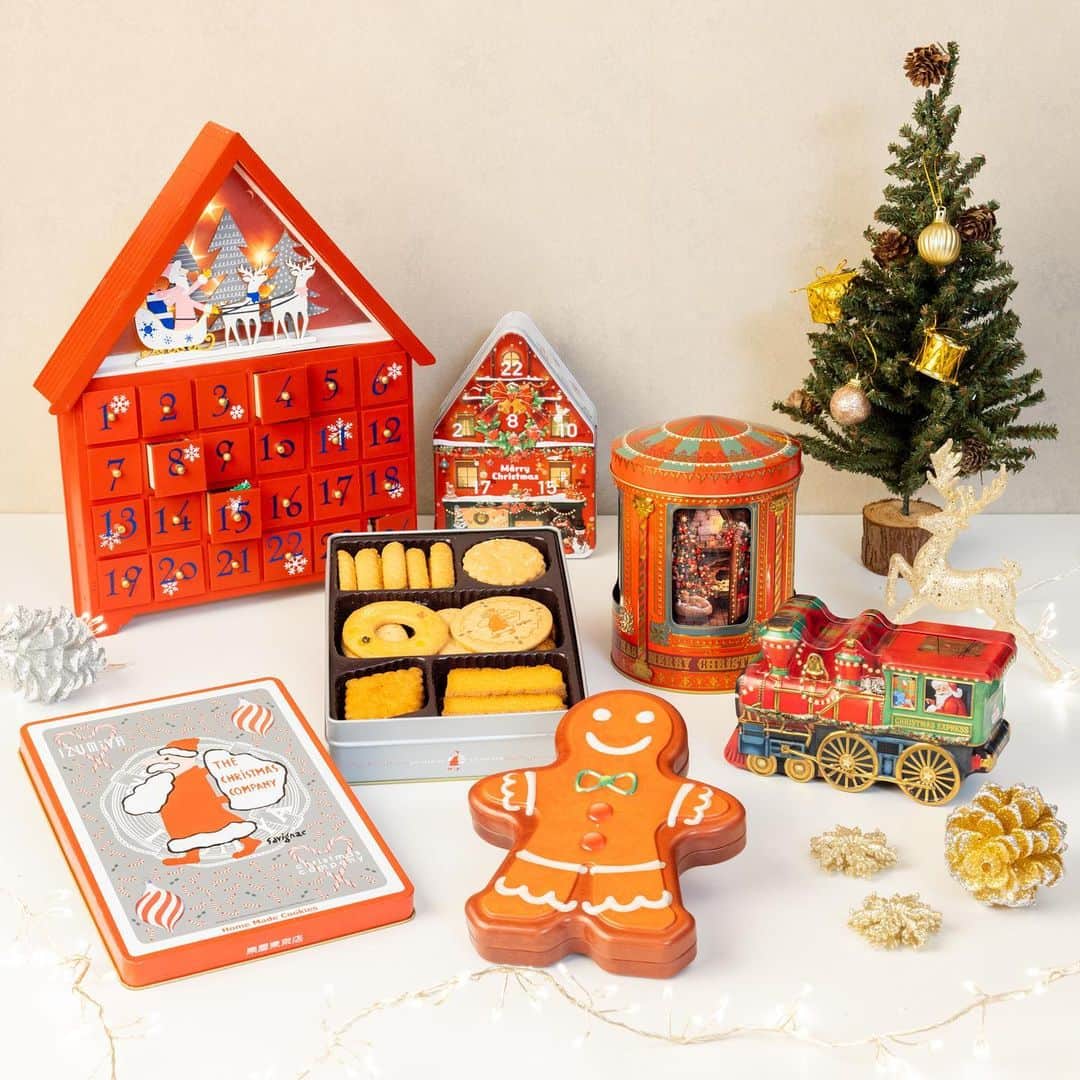 LOFT公式アカウントのインスタグラム：「⠀ この季節だけのクリスマススフーズとティーギフト。 お部屋に飾って楽しんだり、ホームパーティーの手土産にもおすすめです。  お菓子を食べたあとも小物いれとして使えるデコレーション缶や、“364日クリスマス･イヴ”がコンセプトの東京･代官山にあるクリスマスカンパニーのティン缶クッキーシリーズ、12月1日から25日のクリスマスまでカレンダーを開いていくカウントダウンスイーツカレンダーなど、心躍る華やかなフーズギフトをとりそろえました。  ーーーーーーーーーーーーーーーーーーーーーー 【画像掲載商品】 ☑オルゴール付きカルーセル　税込1,650円  ☑ウィンデルクリスマスシェイプティンベア　税込1,620円  ☑ウィンデルクリスマスシェイプティン機関車　税込1,620円  ☑クリスマスシェイプティンジンジャーマン　税込1,404円  ☑クリスマスキャニスター缶　税込789円  ☑キャット キャニスター缶(ウインター)　税込864円  ☑オーナメント缶 スター　税込994円  ☑オーナメント缶 ツリー　税込994円  ☑ライト付ウッドカレンダーハウス　税込4,620円  ☑木製オーナメント付ハウス缶カレンダー　税込1,375円  ☑クリスマス7日間カレンダー　税込594円  ☑ウォーカー フェスティブカレンダー　税込4,104円  ☑クリスマスカンパニークッキー缶 税込1,512円 ※入荷予定：11月中旬ごろ予定  ☑クリスマスカンパニーマイクッキーセット　税込1,944円 ※入荷予定：11月中旬ごろ予定  ☑ねこ缶【365日クッキーがつづる幸せ】税込1,620円 ※入荷予定：11月中旬ごろ予定  ☑ロンヌヌースティー　各税込411円 種類：ストロベリーバニラ紅茶／キャラメルミルク紅茶  ☑ブリングハピネスティー　各税込411円 種類：ベリー&アップル／マロン&メープル  ☑ハッピースイーツセット　各税込540円 紅茶・キャンディ・焼菓子の詰め合わせ。 種類：ストロベリー&チェリー紅茶／オレンジ&キャラメル紅茶  ☑ NINA‘Sティーバッグ缶　各税込　1,512円 種類：オリジナルマリー･アントワネットティー／アールグレイ ■販売店舗：ロフト44店舗  ☑NINA‘Sオリジナルロイヤルシークレットガーデン･コレクションボックス　税込7,560円 王妃マリー・アントワネットのラグジュアリー･ティーコレクション。9種類35袋入。 ■販売店舗：池袋ロフト・渋谷ロフト ・銀座ロフト・吉祥寺ロフト・千葉ロフト ※入荷予定：11月中旬ごろ予定  ※取り扱い商品は店舗により異なります。 詳しくはご利用の店舗へお問い合わせをお願いいたします。 #クリスマス #クリスマスカンパニー #クッキー缶 #クリスマス缶 #缶コレクション #猫モチーフ #動物モチーフ #ギフト雑貨 #カウントダウンカレンダー #クリスマスデザイン #クリスマスプレゼント #クリスマス雑貨 #クリスマスインテリア #クリスマスグッズ #スイーツ部 #紅ギフト #季節限定 #冬限定 #限定デザイン」