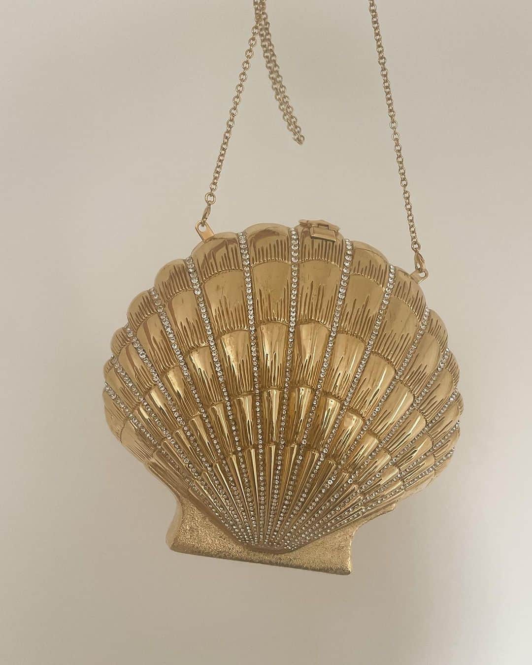 Tomomi Teradaのインスタグラム：「One of my Seashell Collection🐚 貝殻コレクションのうちのひとつ。Charlotte Olympiaのシーシェルクラッチ。7年くらい前かな？一生懸命海外のオークションサイトにはりついて手に入れたこの子。スワロフスキーがキラキラ輝いていて「宝物」と呼ぶのに相応しいこの子。鞄というよりはジュエリー…うっとりしちゃう💎貝殻バッグといえばCHANELのあいつ、ずぅっと欲しいんだけど、昔パリのブティックで聞いてみたらオーダーで当時200万円だと聞いて一旦考えたんだけど、一緒にいた友人に、え！？考えるとこ！？笑 と言われましたがね、そりゃあ考えますよSeashell Clutchは人魚のマストアイテムですからね🤓最近海外のインスタグラマーの子が持っていてまたふつふつとしております🥺🐚💭その時が来たら手に入れたい夢であります。  #ともみの貝殻コレクション」