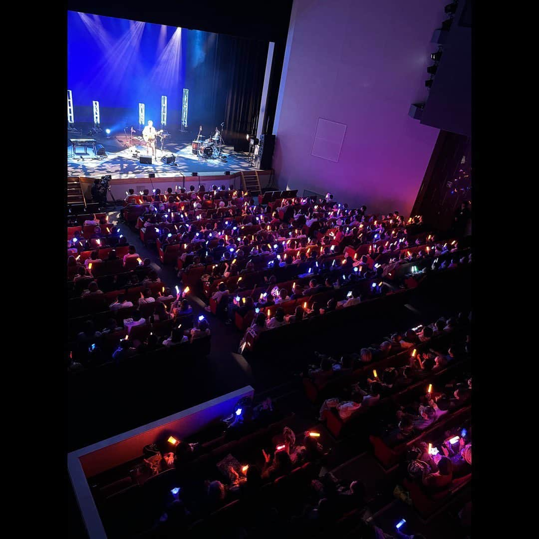 中澤卓也のインスタグラム：「昨日は横浜・関内ホールにて、弾き語りツアーファイナルでした🎸🥁🎹 改めて、会場に駆け付けてくれたみんな！そして、配信で応援してくれたみんな！ありがとう😎👍 スタッフの皆さんにも支えられながら、無事に今年の3形態での全国ツアー17公演が終わりました🙇‍♂️最後は喉が爆発した悔しさも残ったけど、この胸糞悪い気持ちは来年のツアーにぶつけます。 最後はバンドメンバーも駆けつけてくれて、ファイナルにしかない雰囲気もみんなに味わってもらえたかな？✨ 配信のアーカイブは1週間、アーカイブ期間目一杯楽しんでね👍  #弾き語りツアー #全国ツアー #横浜 #関内ホール #ツアーファイナル #みんなありがとう #来年のツアーもよろしく #シンガーソングドライバー #handsmade #陽はまた昇る #中澤卓也」