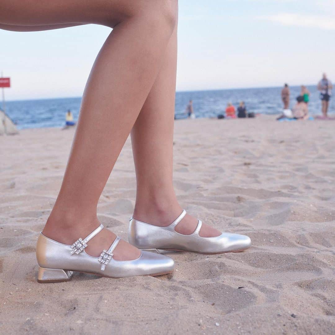 のインスタグラム：「EXCLUSIVELY BG 💜 The playful elegance of @rogervivier makes it a favorite among the fashion cognoscenti: discover the brand’s exclusive capsule—including a high shine silver take on the Strass Buckle Mini Babies—only at Bergdorf Goodman. ​」