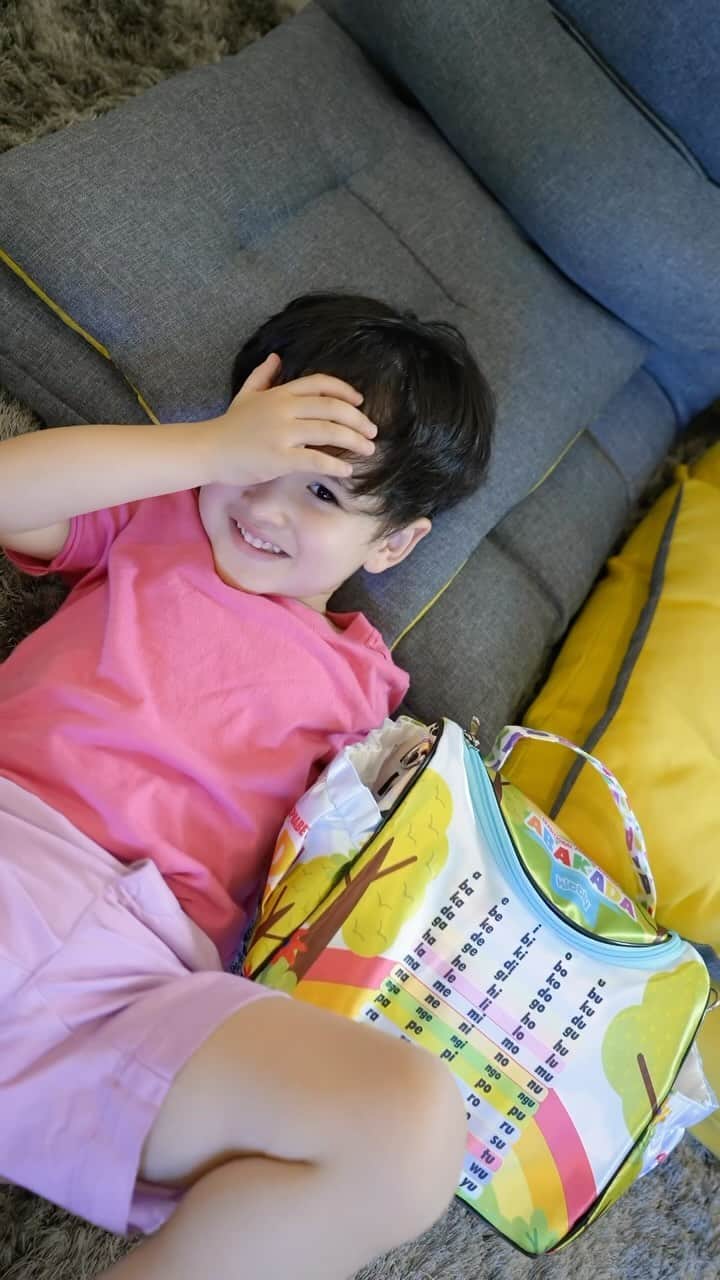 Coleen Garciaのインスタグラム：「This little cutie is growing up so fast. 🥺 He’s been learning how to pack his own things and carry his own bags. We don’t put much inside for now, but he enjoys practicing! He never took an interest in any of his old bags, but he loves his Kittly Educational Backpacks because of their fun designs and comfortability! @kittlyofficial   Kittly has physical stores in SM Megamall, SM North EDSA, Vista Mall Malolos, and they’re also available on Shopee, Lazada and Tiktok. Watch out for their upcoming 11.11 sale! 😉  #KittlyBags #KittlyEducationalBags」