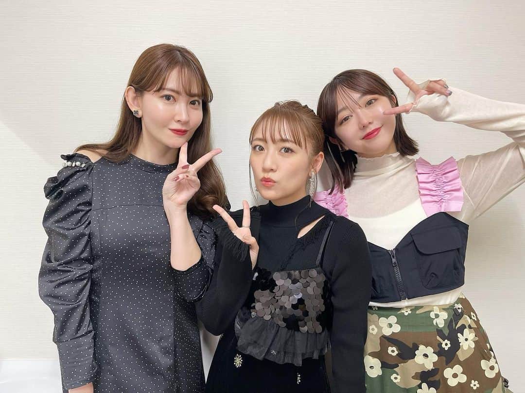 高橋みなみのインスタグラム：「テレビ東京 あちこちオードリー ノースリーブスで出演させていただきました🥺  先日放送になったニッポン放送 「ノースリーブスのオールナイトニッポン0」を午前中に収録し、移動してのあちこちオードリー収録！ 身体は温まっているはずなのに、3人で珍しく楽屋で無言の時間があるくらいに緊張していました笑  何話そう、どうしようって焦っていたんですが 若林さんと春日さんのお話のしやすさったら、、🥹 とっても楽しかった！  オードリーのお二人、佐久間さん 番組スタッフの皆様、本当にありがとうございました✨ またいつか3人で出演できますように🥺  個人的ハイライトは みぃちゃんの「アイドル時代の序列が卒業後の人生に関係ないことを示す存在でありたい」 隣で聞いてて勝手にグッときてました笑  そしてにゃんにゃんに 「友達」って言われたこと、、 これはもうジーンときてましたよ、はい笑 オンエア見てやっぱり言ってたよね！と噛み締めて寝ました笑  妙なバランスの3人組ノースリーブス。 やっぱり好きだなー 15周年LIVE頑張ります🤗✨ LIVEはU-NEXTで生配信もありますのでぜひに！！  #あちこちオードリー #テレビ東京 #tv #ノースリーブス  衣装👗 トップス・スカート @amerivintege ビスチェ @maisonspecial_women  イヤリング @gyelep ブーツ @dianashoespress」