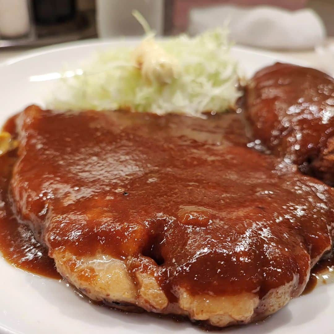 烏川耕一のインスタグラム：「今日の昼飯🍴 ニューとん助のトンテキ、牛ミンチコロッケトッピング。そしてポタージュ！ このポタージュは初めて食べた味やな！ めちゃくちゃ美味い‼️ これは絶対食べなあかんやつ😍  でも営業時間13:19までというのはえらい中途半端やな〜🤭 なんか意味があるんかな🤔  まあ美味いからいいか😍  #烏川耕一　#よしもと新喜劇　#ひょっとこ　　 #昼飯　#ニューとん助　#トンテキ　#牛ミンチコロッケ 　#ポタージュ　#営業時間13:19まで」