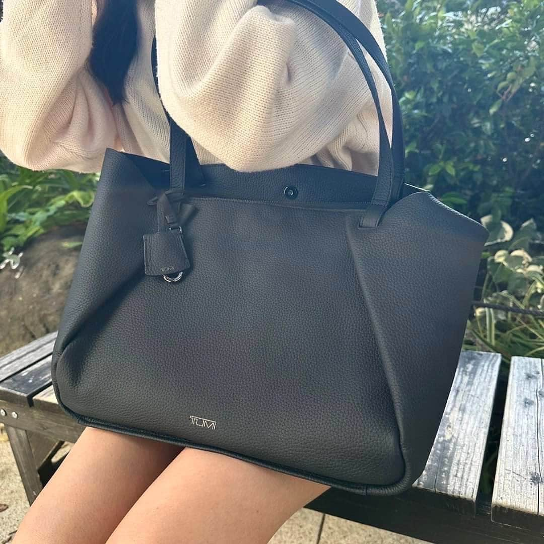 溝部ひかるさんのインスタグラム写真 - (溝部ひかるInstagram)「.  👜@tumitravel  トゥミの「ヴァロリー」トート、 トゥミの「ミリ二ア」ラップトップ・スリーブを使ってコーデ組んでみた🌿  大人っぽくシンプルに、  どんなコーデでも合わせやすくて、大容量だからパソコン作業が多めな私には有り難すぎて愛用中だよ〜  #pr #TUMI #トゥミ #TUMIGeorgica #ootd」11月9日 18時00分 - hikaru_mizobe