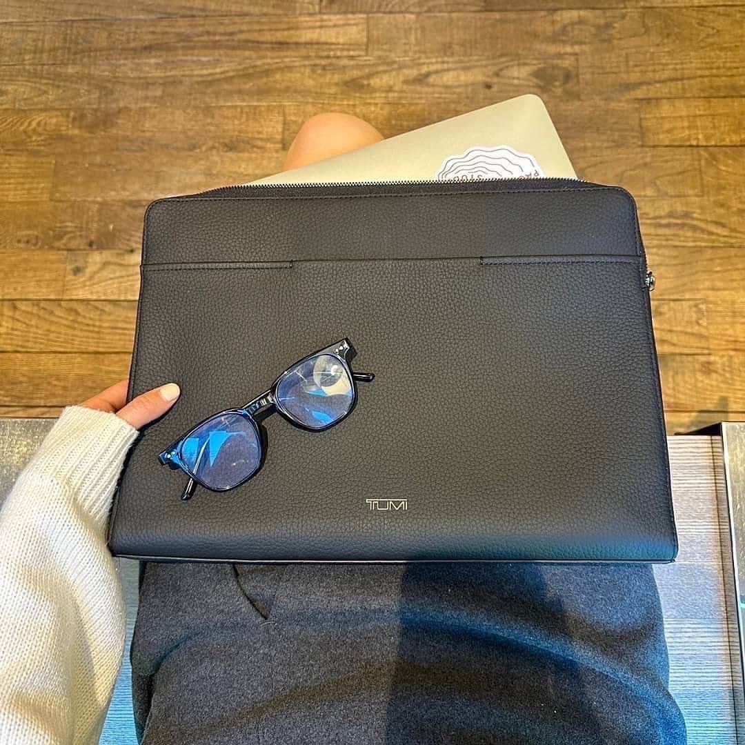 溝部ひかるさんのインスタグラム写真 - (溝部ひかるInstagram)「.  👜@tumitravel  トゥミの「ヴァロリー」トート、 トゥミの「ミリ二ア」ラップトップ・スリーブを使ってコーデ組んでみた🌿  大人っぽくシンプルに、  どんなコーデでも合わせやすくて、大容量だからパソコン作業が多めな私には有り難すぎて愛用中だよ〜  #pr #TUMI #トゥミ #TUMIGeorgica #ootd」11月9日 18時00分 - hikaru_mizobe