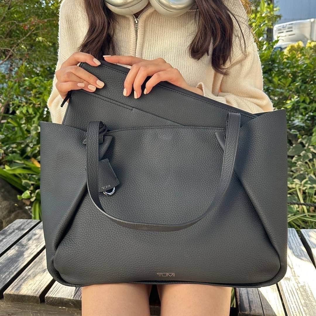 溝部ひかるさんのインスタグラム写真 - (溝部ひかるInstagram)「.  👜@tumitravel  トゥミの「ヴァロリー」トート、 トゥミの「ミリ二ア」ラップトップ・スリーブを使ってコーデ組んでみた🌿  大人っぽくシンプルに、  どんなコーデでも合わせやすくて、大容量だからパソコン作業が多めな私には有り難すぎて愛用中だよ〜  #pr #TUMI #トゥミ #TUMIGeorgica #ootd」11月9日 18時00分 - hikaru_mizobe