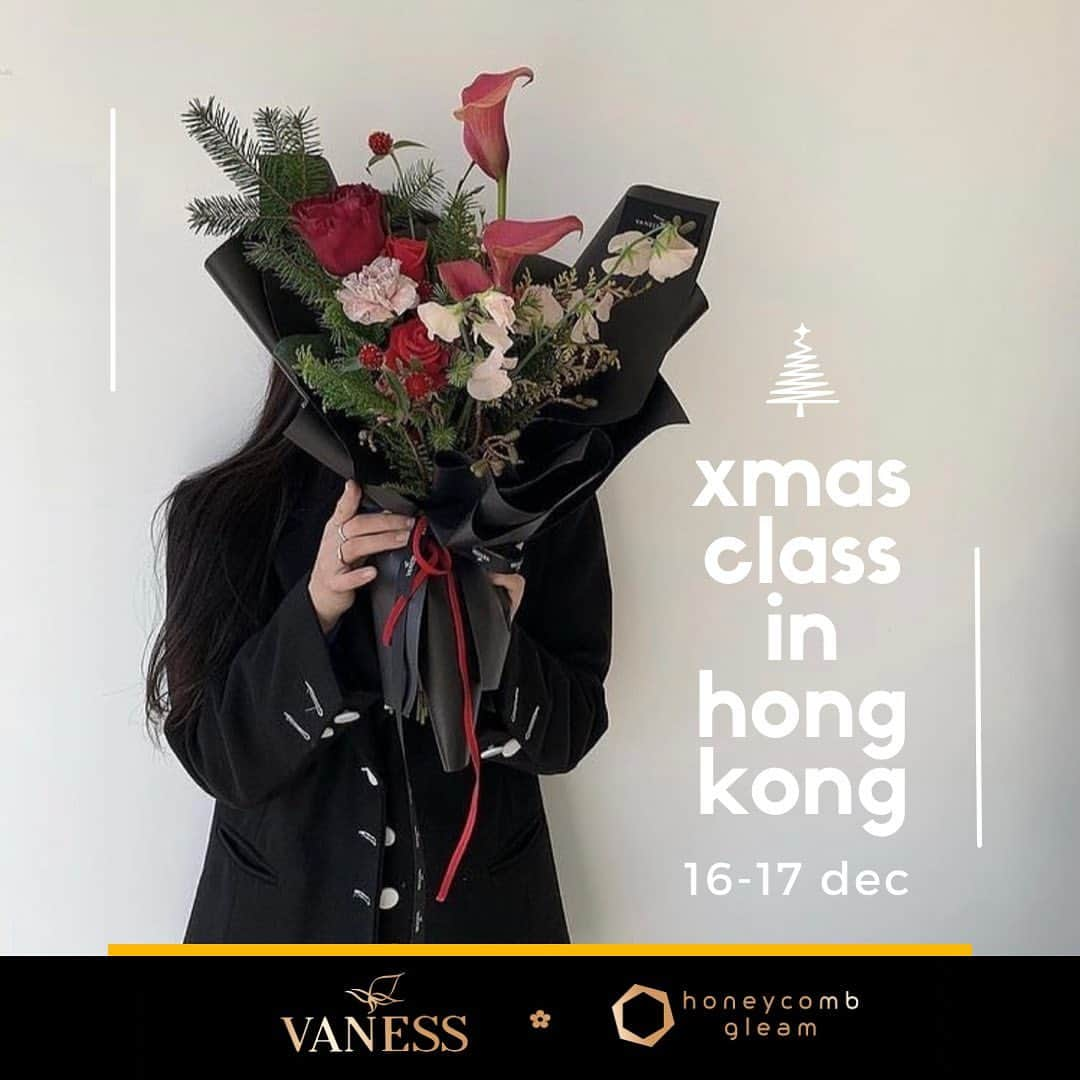 플로리스트 이주연 florist Lee Ju Yeonのインスタグラム：「❝ VANESS FLOWER x 微光蜂舍 12月香港聖誕工作坊🎄 ❞ 想學習非一式一樣的聖誕花藝作品？韓式花藝最具代表的 @vanessflower 李周妍老師，將於聖誕前夕再次來到香港《微光蜂舍》@honeycombgleam 擔任嘉賓，與大家一同創作別具風格的花藝作品，為今個聖誕帶來新意✨ ⁡ * special bonus * 由於VANESS與微光蜂舍關係特別友好，李老師將於香港區工作坊每天加送1個示範作品🤍 ⁡ 來一起感受VANESS的魅力！ ⁡ 日期： 12月16日(六) 及17日(日) ⁡ 內容： 🎄day 1 ▫️ 聖誕主題花束 - VANESS signature 必學item！ ▫型格聖誕花環 - 非傳統開放式設計，每個形狀都完全不同 ▫️demo: 全馬蹄蘭花束 - 李老師最愛的花 ▫️*bonus* demo: 單枝花束 ⁡ 🎄day 2 ▫️懸掛式鮮花佈置 (合作作品) - 懸浮於空中的優雅設計 ▫️聖誕餐桌佈置 (合作作品) - 為派對增添濃厚氣氛 ▫️demo: 紅酒小花籃 - 心思禮物之選 ▫️*bonus* demo: 頭花冠 ⁡ 名額： 8個 ⁡ 地址： 香港九龍紅磡漆咸道北468號地下A及B舖 ⁡ • 須同時報讀2日工作坊。 • 價錢包學費、花材費、VANESS FLOWER證書、廣東話翻譯、午餐及攝影服務。 • 查詢及報名可WhatsApp +852 6228 4197。 ⁡ 👉🏻 #VANESSxHONEYCOMBGLEAM #vanessflower #honeycombgleam」