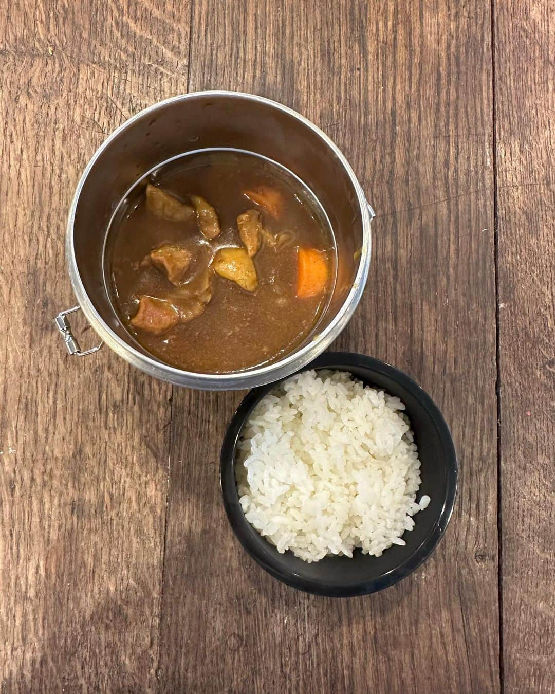 栗原友さんのインスタグラム写真 - (栗原友Instagram)「#クリトモの娘弁当 今日はカレーライス。この2段ジャーがあって本当に助かってる。」11月9日 11時54分 - kuri__tomo