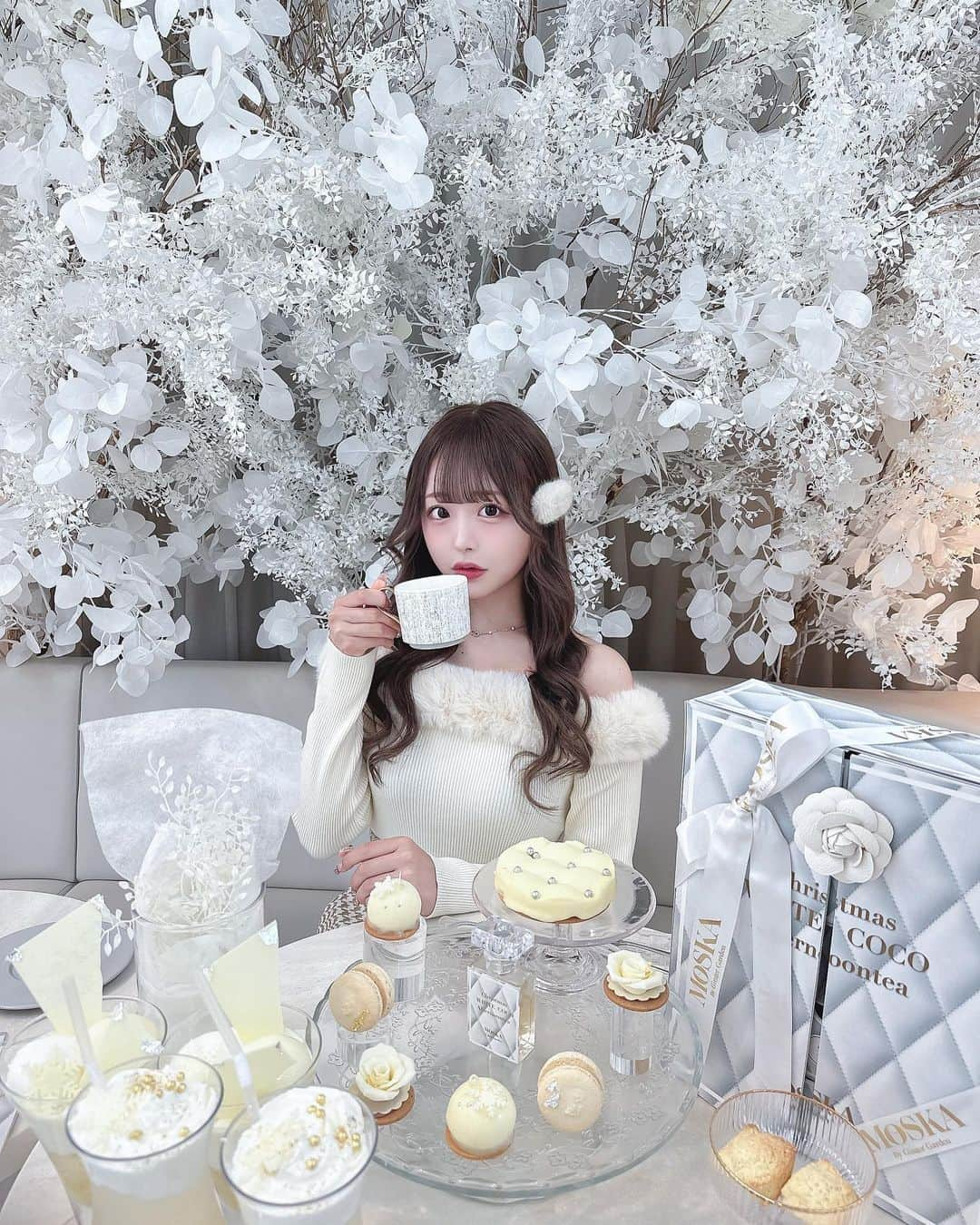 神楽ひなこさんのインスタグラム写真 - (神楽ひなこInstagram)「Afternoon tea🤍 真っ白空間可愛すぎた𐂂⋆*𖡫  . .  @moska_by_gingergarden  ♡Christmas White COCO Afternoon tea♡ #アフタヌーンティー#afternoontea#表参道カフェ#東京カフェ#カフェ活#eimyistoire」11月9日 11時57分 - hinako_kagura