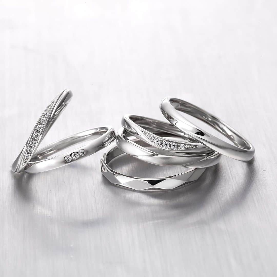 Muqbel ムクベルさんのインスタグラム写真 - (Muqbel ムクベルInstagram)「. 【 Promise Ring 】  リング名🫧Emotion -感動の約束-  結婚指輪がペアで10万から揃う、ブライダルブランド。 「プロミスリング」  愛の証として薬指にリングを贈り約束を結ぶ。 どれだけ歴史を重ねても変わらない薬指の約束。  ご予算のご相談はお気軽に♡  ━━━━━━━━━━━━━━━━━━━━━━ ☪︎*｡꙳  open ☾ 11:00〜20:00 close ☾水曜日 tell ☾ 098-982-7018   沖縄県中頭郡北谷町美浜51-3  𝒃𝒓𝒊𝒅𝒂𝒍𝒔𝒉𝒐𝒑   𝑀𝑈𝑄𝐵𝐸𝐿  #muqbel #ムクベル #プロポーズダイヤモンド #結婚指輪 #婚約指輪 #okimawa #沖縄 #北谷 #プロポーズ #ミンサー柄 #琉球杢目 #アメリカンビレッジ #2023冬婚 #2024春婚 #2024夏婚#2024秋婚#2024冬婚 #全国のプレ花嫁さんと繋がりたい #日本中のプレ花嫁さんと繋がりたい #結婚式準備#結婚準備 #プレ花嫁 #プレ花嫁準備 #卒花嫁 #結婚準備 #前撮り #婚約指輪探し #結婚指輪探し #プロポーズ大作戦  #プロミスリング #PROMISERING」11月9日 11時58分 - muqbel_bridal