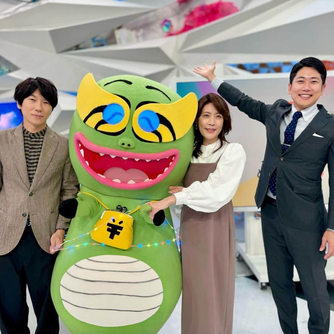 フジテレビ「めざまし8」さんのインスタグラム写真 - (フジテレビ「めざまし8」Instagram)「. イルミネーションでキラキラほりもんにへんし〜ん🐥✨ 緑の体でクリスマスツリー風🎄  #めざまし8 #ほりもん #古市憲寿 #岩田明子 #酒主義久 #イルミネーション」11月9日 12時08分 - mezamashi8.tv