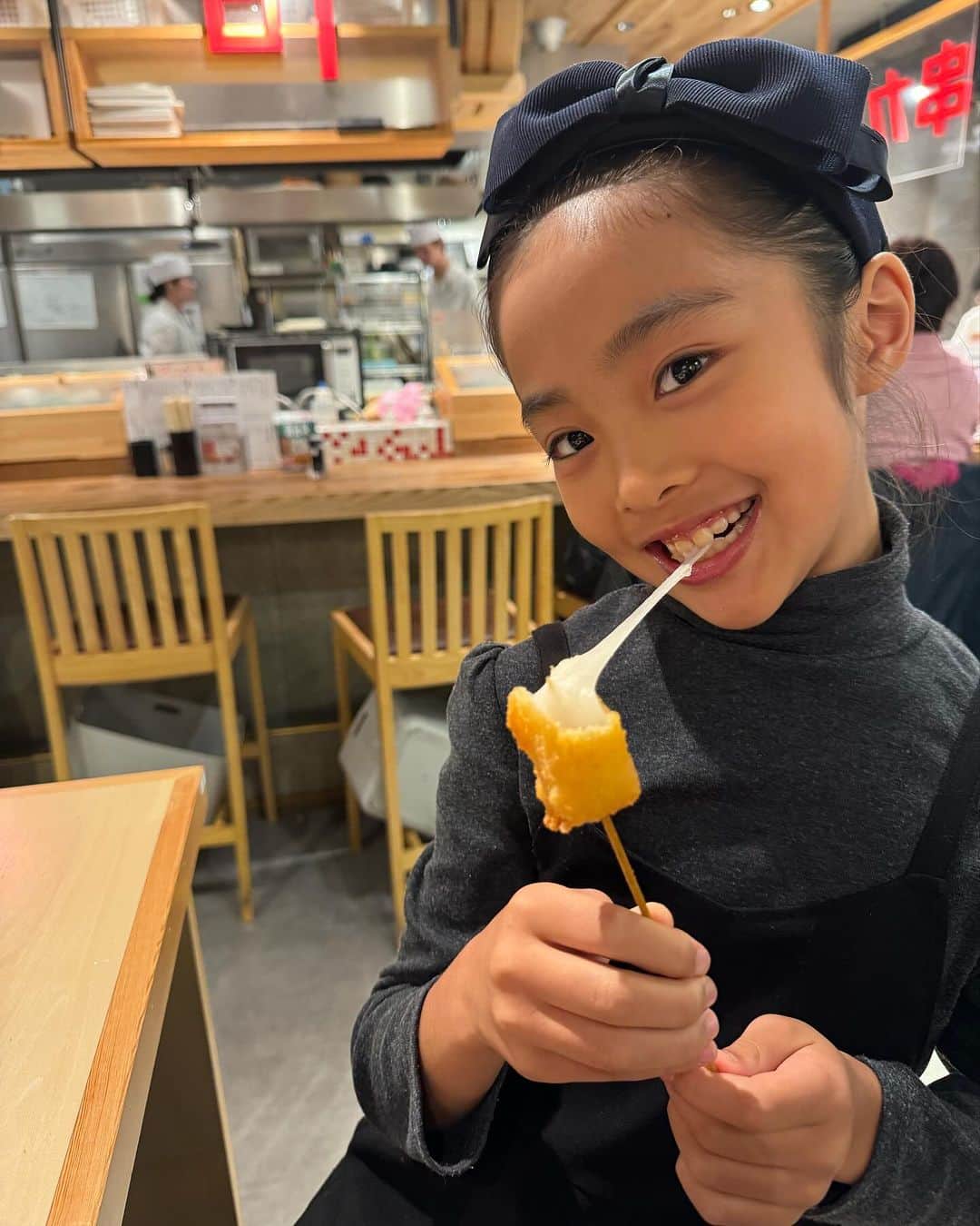 小水彩のインスタグラム：「大阪の思い出🧡　大阪のおばちゃんは飴くれる説は本当だった！（お店のおばちゃん）　そんな微笑ましいやりとりが何度もあったし、バスに娘と乗ると小学生の娘に席を譲ってくれたおじちゃんがいて、それを見ていた違うおじちゃんが私にも席を譲ってくれた🥹「いいです！いいです！」と断っても私が座るまで声をかけてくれたw🧡　あぁー大阪に帰ってきたなーとホッコリするエピソードがいくつもあって、今回改めて関西人の人情の素晴らしさに気づいたよ！という話。  それともうすぐ一歳になる姪っ子が可愛くて可愛くて本気で連れて帰りたかった🧡　あと34歳の弟も相変わらず可愛いかったよ🧡 親友との時間は話したりなくてもう恋しい、、、。 大阪恋しい、、、。」