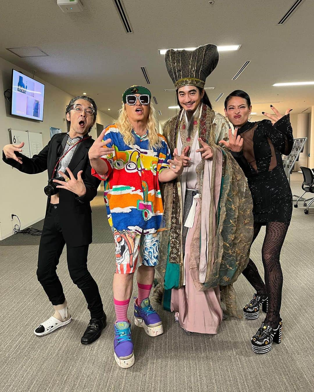 パリピ孔明さんのインスタグラム写真 - (パリピ孔明Instagram)「みんな仲良しDO DANCE!!🪩🤟  孔明、ミア、松田、そして 音楽プロデューサー・浩瀬の4人で パリピショット🔥 （孔明の手、かわいい）  登場シーン、最KOOでした🌟 ぜひTVerでお確かめDO DANCE!!  #パリピ孔明 #向井理  #菅原小春 #村杉蝉之介 #DJKOO」11月9日 12時00分 - paripikoumei_cx