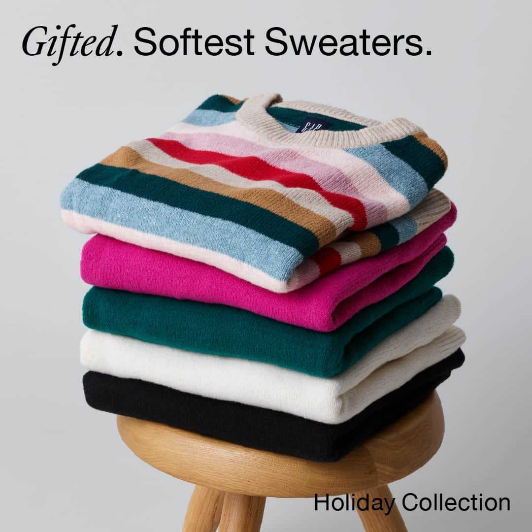 Gap Japanのインスタグラム：「カシミアのように軽くて暖かく、ソフトな肌触りのCashsoft。定番カラーからホリデームードを盛り上げるカラフルなストライプまで揃う、今年イチオシのセーター。  #gap #gifted #SoftestSweaters #holidaycollection」
