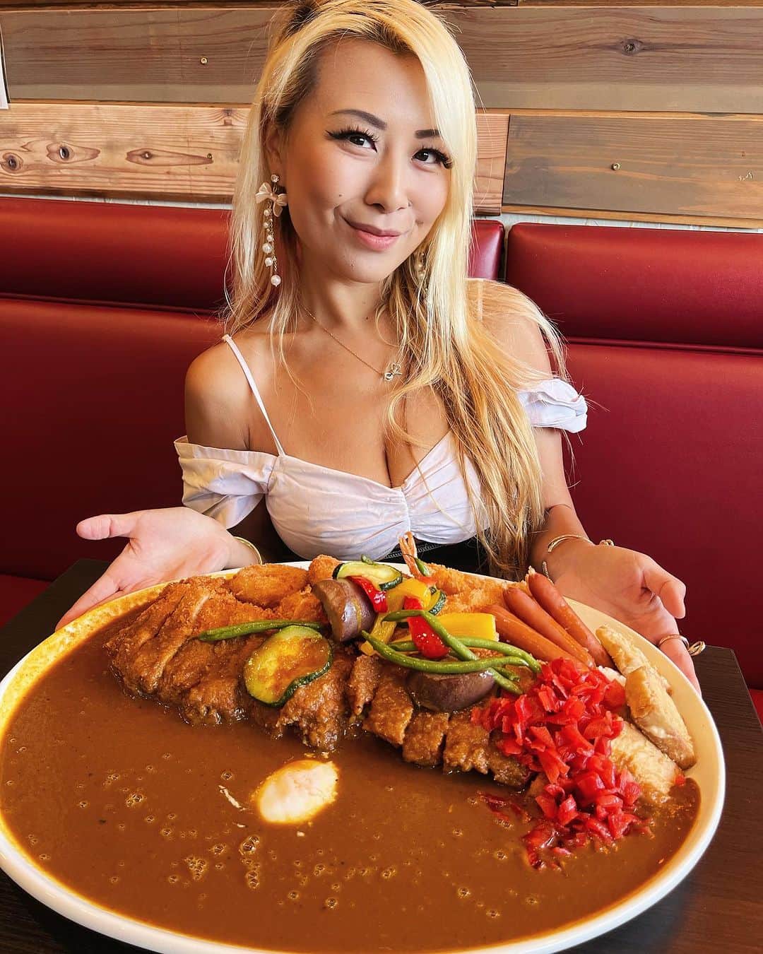 ライナ・ホワンのインスタグラム：「This was such a delicious plate of curry 🍛😭  @tokyo.katsu.curry   Watch my video here —> https://youtu.be/6BJ0IVZZSTg?si=d0wj0dCXVzyKBjw3」