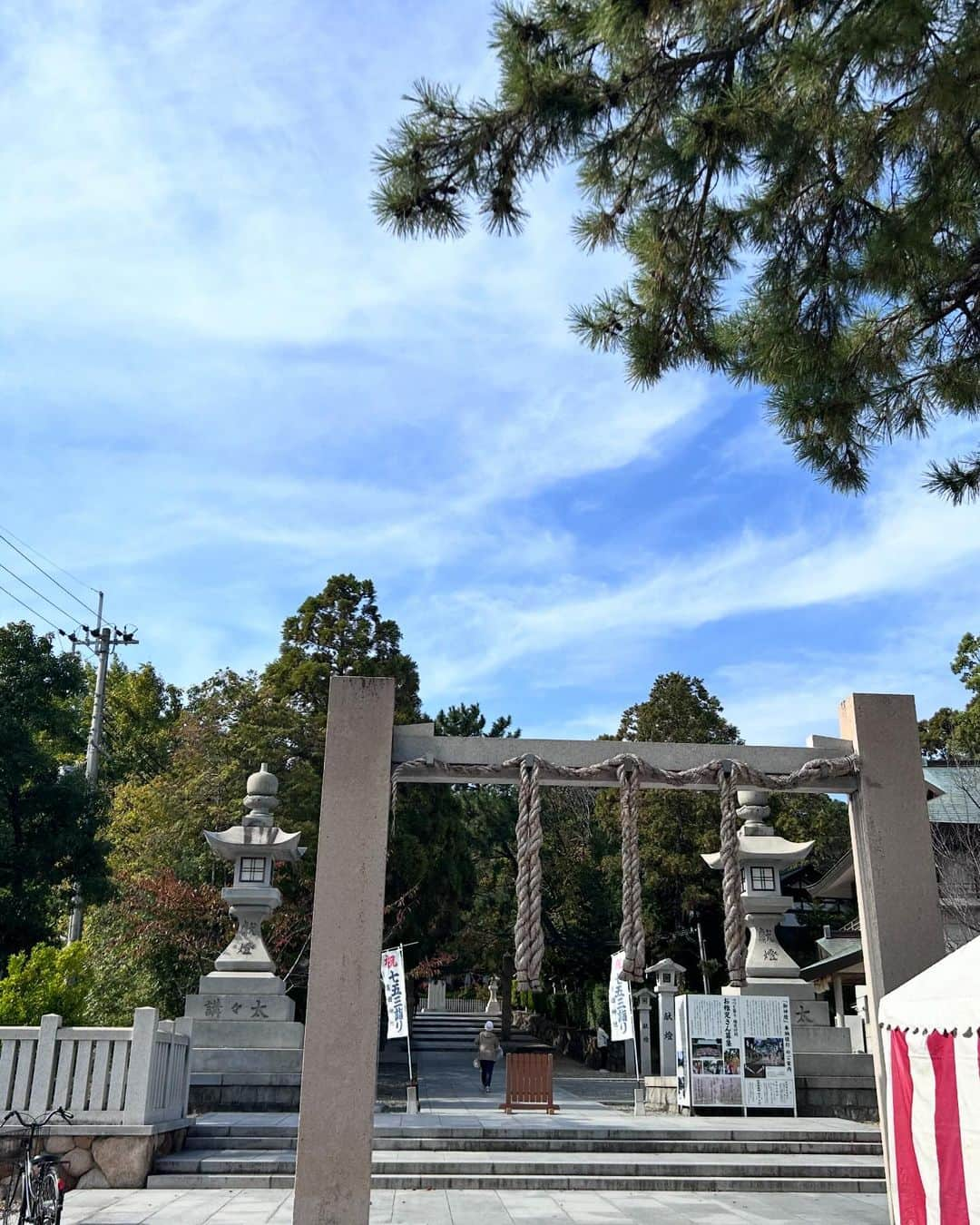 牧野誠三さんのインスタグラム写真 - (牧野誠三Instagram)「阪神タイガース参拝の神社「廣田神社」 秋の紅葉始まる中に、セリーグ優勝と日本一おめでとうの横断幕。 入社3年目の秋、所沢で日本一の胴上げを目の当たりにし、立川でのビールかけ。 あれから38年ですかぁ。 岡田監督とは同い年。おめでとう！と伝えたい。 66歳の秋は、戦い済んで日が暮れて、来年までしばしの休息ですねー。 #ytv元アナウンサー  #元読売テレビ #阪神タイガース日本一  #廣田神社」11月9日 12時01分 - makino_seizo_freeter