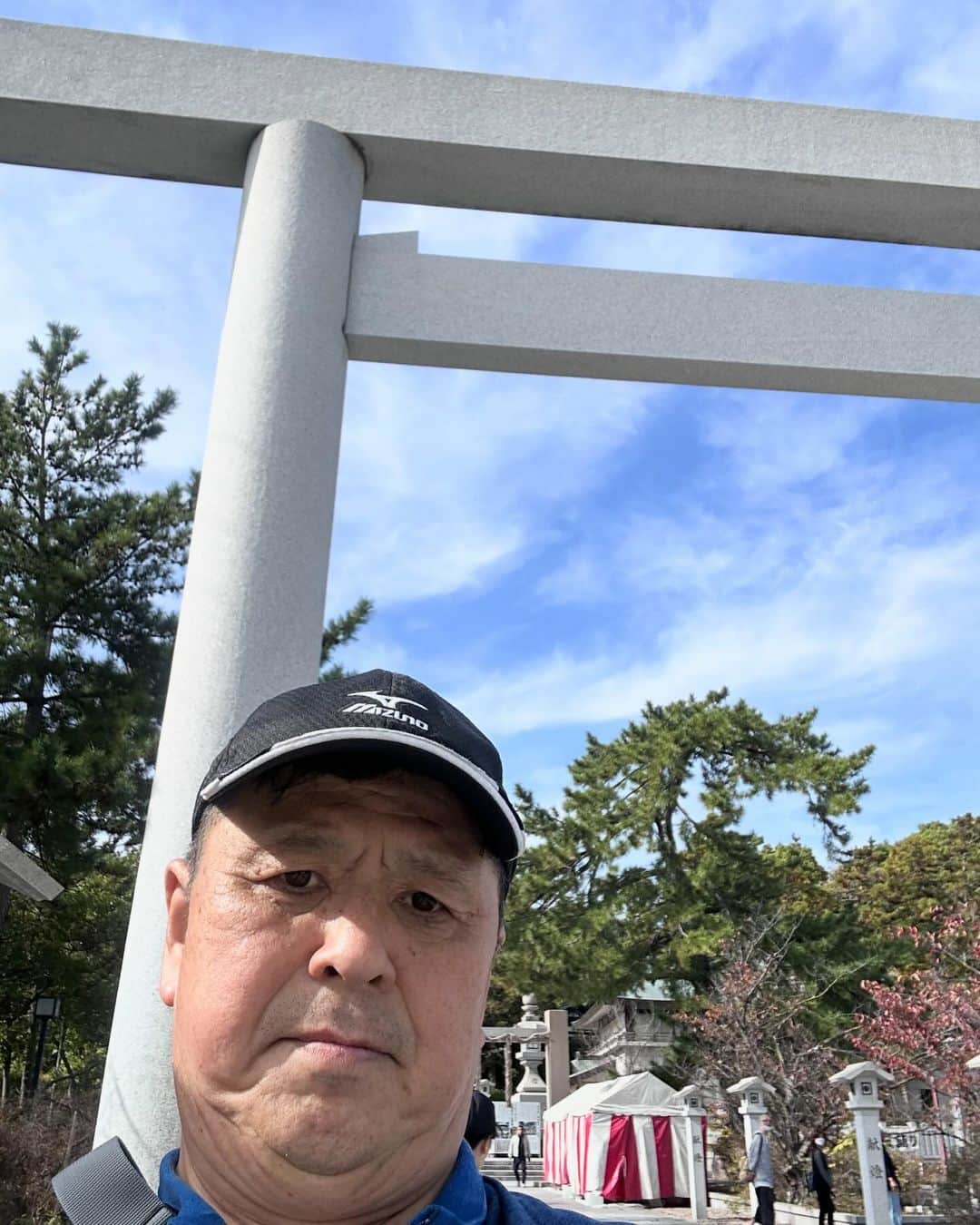 牧野誠三さんのインスタグラム写真 - (牧野誠三Instagram)「阪神タイガース参拝の神社「廣田神社」 秋の紅葉始まる中に、セリーグ優勝と日本一おめでとうの横断幕。 入社3年目の秋、所沢で日本一の胴上げを目の当たりにし、立川でのビールかけ。 あれから38年ですかぁ。 岡田監督とは同い年。おめでとう！と伝えたい。 66歳の秋は、戦い済んで日が暮れて、来年までしばしの休息ですねー。 #ytv元アナウンサー  #元読売テレビ #阪神タイガース日本一  #廣田神社」11月9日 12時01分 - makino_seizo_freeter