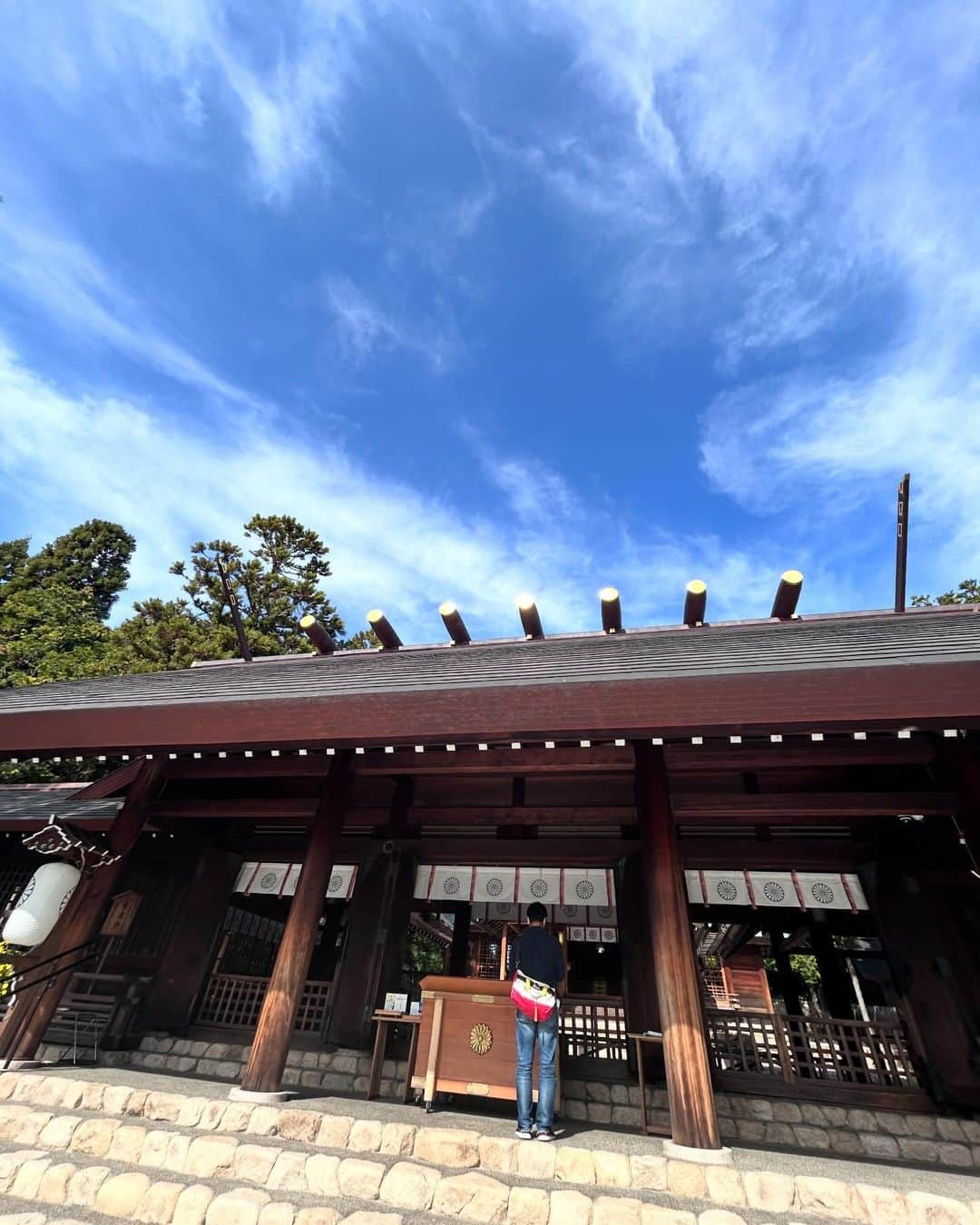 牧野誠三さんのインスタグラム写真 - (牧野誠三Instagram)「阪神タイガース参拝の神社「廣田神社」 秋の紅葉始まる中に、セリーグ優勝と日本一おめでとうの横断幕。 入社3年目の秋、所沢で日本一の胴上げを目の当たりにし、立川でのビールかけ。 あれから38年ですかぁ。 岡田監督とは同い年。おめでとう！と伝えたい。 66歳の秋は、戦い済んで日が暮れて、来年までしばしの休息ですねー。 #ytv元アナウンサー  #元読売テレビ #阪神タイガース日本一  #廣田神社」11月9日 12時01分 - makino_seizo_freeter