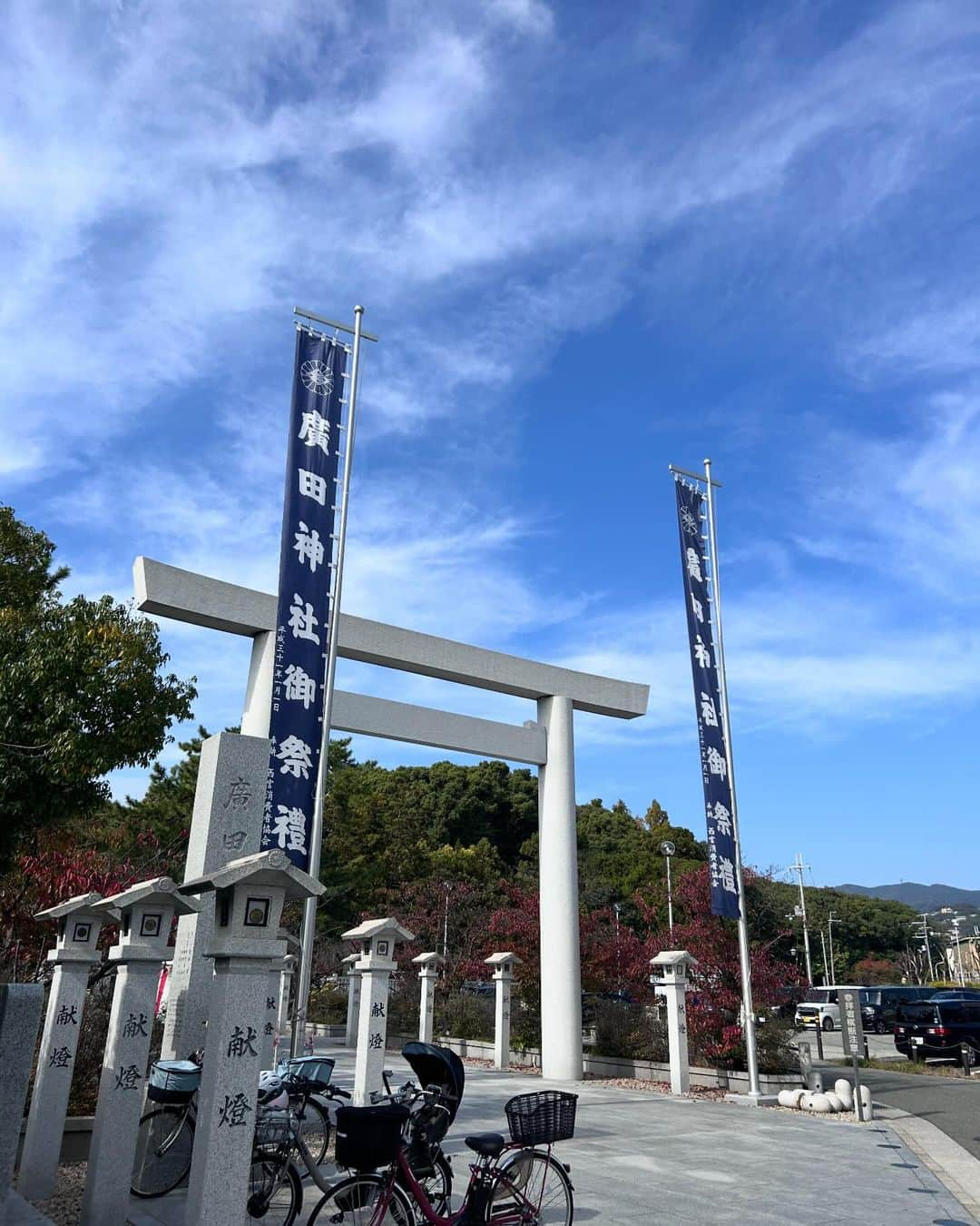 牧野誠三さんのインスタグラム写真 - (牧野誠三Instagram)「阪神タイガース参拝の神社「廣田神社」 秋の紅葉始まる中に、セリーグ優勝と日本一おめでとうの横断幕。 入社3年目の秋、所沢で日本一の胴上げを目の当たりにし、立川でのビールかけ。 あれから38年ですかぁ。 岡田監督とは同い年。おめでとう！と伝えたい。 66歳の秋は、戦い済んで日が暮れて、来年までしばしの休息ですねー。 #ytv元アナウンサー  #元読売テレビ #阪神タイガース日本一  #廣田神社」11月9日 12時01分 - makino_seizo_freeter