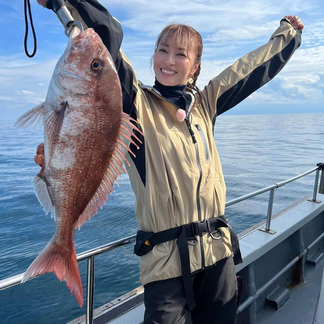 新山千春のインスタグラム：「. 地元の青森でのロケで 親子で釣った  鯛！！  きたーーっていう 体温が一気に上がっちゃっう 感じ！！　 最高に楽しい✨  今月は長崎で 釣りロケがあります！  もあはわたしよりも 大きな鯛を釣り上げました✨  地元青森で津軽弁と風を 浴びて、スタッフさん達も みーーんなあったかくて、  感動させてもらったロケでした♡  帰りに鯛を持たせてくれて ありがとうございます！ 実家でみんなで 　なんぼめーのー🫶って いいながら　美味しく いただきました。  #はっぴぃ #はっぴぃtheゴールデン #新山千春 #釣り #釣り女子」