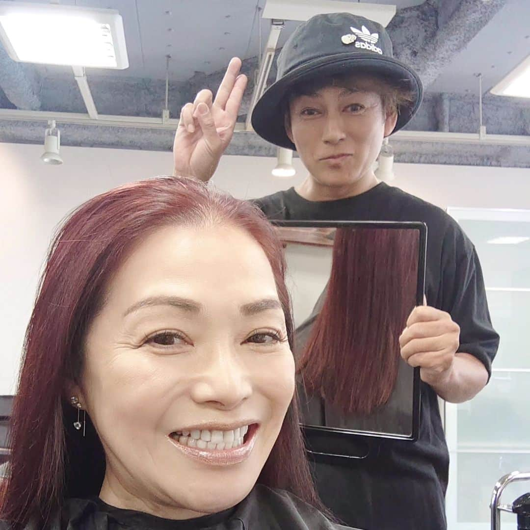 渡辺めぐみさんのインスタグラム写真 - (渡辺めぐみInstagram)「カラーリング、今回もローライトいれて、秋モード🍁  カズさん、オリジナルカラーだから何色も混ぜてくれてこの色です😁⤴️  有り難うございます🙂  #カラーリング #ロングヘアー  #ローライト  #艶髪 #サラサラ #サラサラヘアー  #instagramjapan  @godakazuhito」11月9日 12時03分 - meguheart