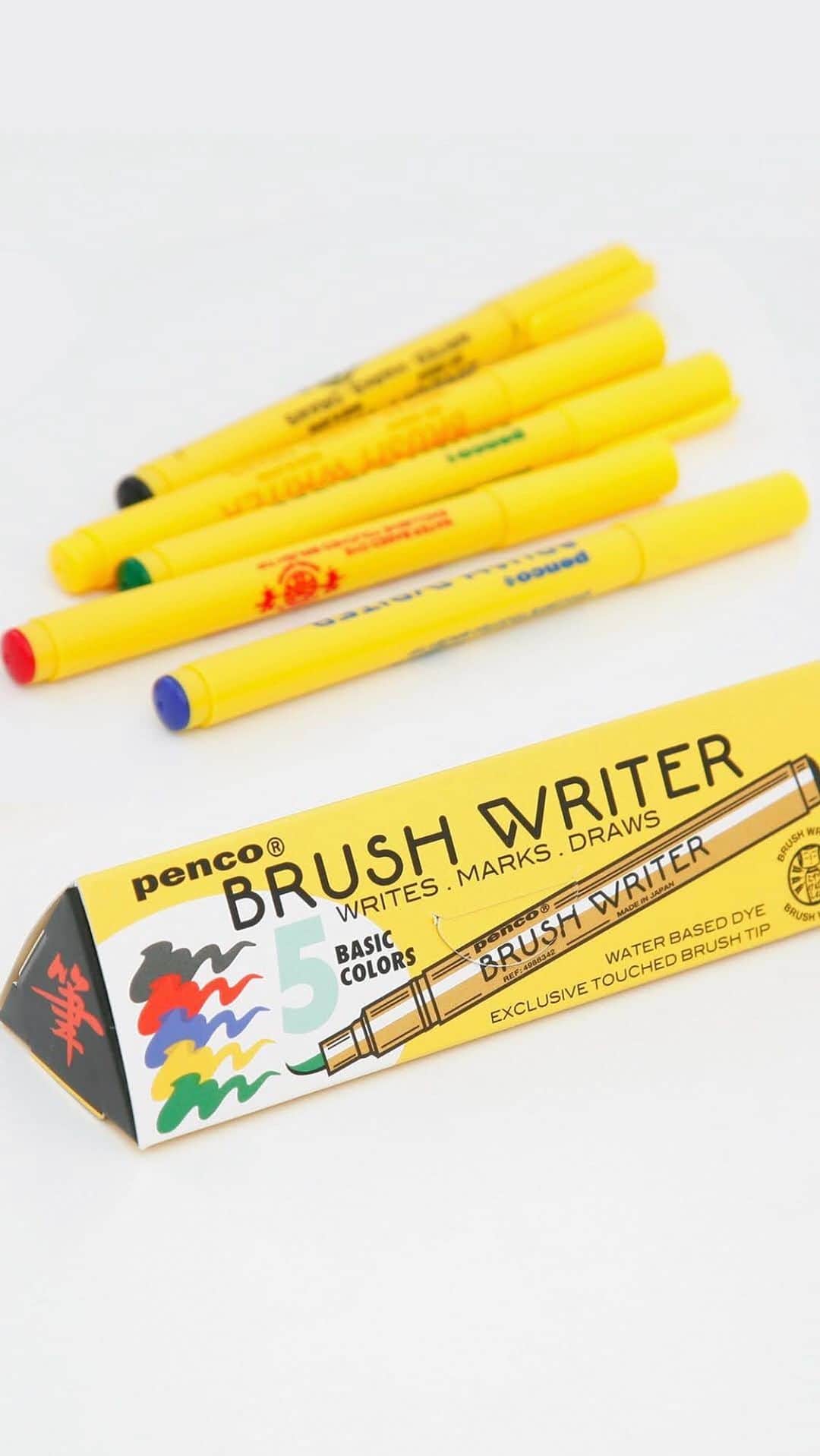 HIGHTIDE/ハイタイドのインスタグラム：「国内の老舗筆メーカーと共に作った〈penco〉の「ブラシライター」。 日本製ならではの書き心地はそのままに、ポップなデザインに仕上げました。  毛筆タイプのカラーペンのため、細い線から太い線まで1本で描き分けが可能。 人気のカリグラフィーやアートもお楽しみ頂けます。  軟筆タイプ、ブラック、レッド、イエロー、ブルー、グリーンの5色展開。 箱入りの5色セットや蛍光色タイプもご用意しています。  @penco_jpn @hightide_japan  #hightide #penco #brushwriter #pen #pens #colorpen #calligraphy #art #pentest #ハイタイド #ペンコ #ブラシライター #筆ペン #カラーペン #ペン #カリグラフィー #筆記具 #文具 #文房具」