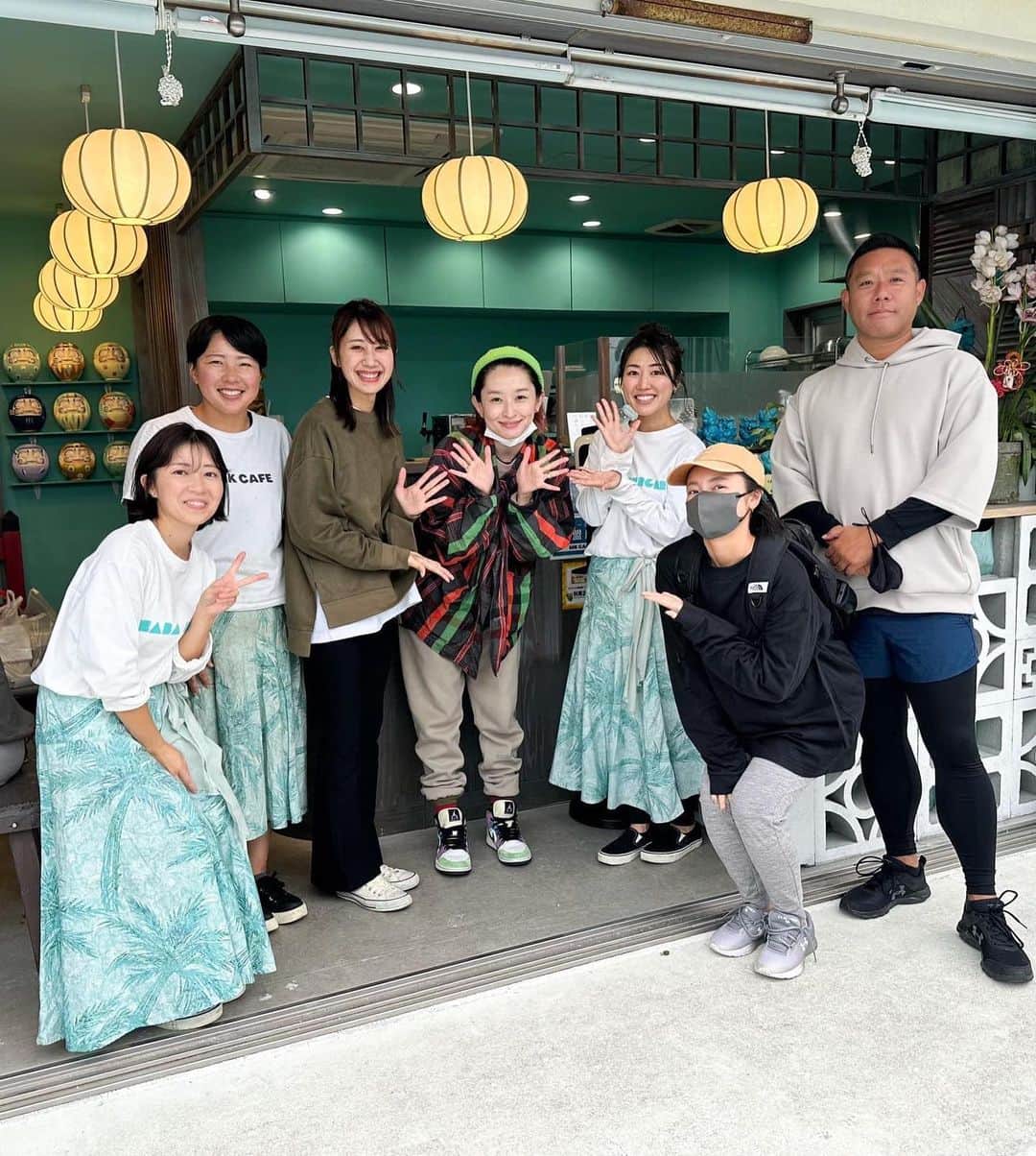 Yuri Sakuraiさんのインスタグラム写真 - (Yuri SakuraiInstagram)「島袋寛子さん☻ 沖縄では街を歩いてると、 よくSPEEDさんの曲が聞こてくる♪ 私世代はSPEEDドンピシャ世代！  友達との遊び場所の定番はカラオケで、 みんながSPEEDを歌う！  改めて鯖バーガーコラボさせて頂けたこと、 すごいなー。 私たちMKメンバーにとっては、 日本を代表して活躍されてる方と お仕事させていただけることは本当に 大きな学びが沢山あって、 仕事への付き合い方、取り組み方、 ファンの方、お客様に手に取って頂いたときの 感動への追求など、コラボを通して、 沢山のことを九州させて頂いているのです。  そうして得たもので、 私たちもお客様に最高のサービスをして行けるように、 また現場で日々実践を繰り返しています！  皆さんは鯖バーガー、 どんな人とコラボできたら嬉しいかなぁ？😊  #島袋寛子 さん#SPEED#歌手#アーティスト#青春の曲#沖縄出身#宜野湾出身#沖縄移住#沖縄ライフ#沖縄移住生活#ウミカジテラス#瀬長島#mkcafe#鯖バーガー」11月9日 12時04分 - yuri_sakuraiii