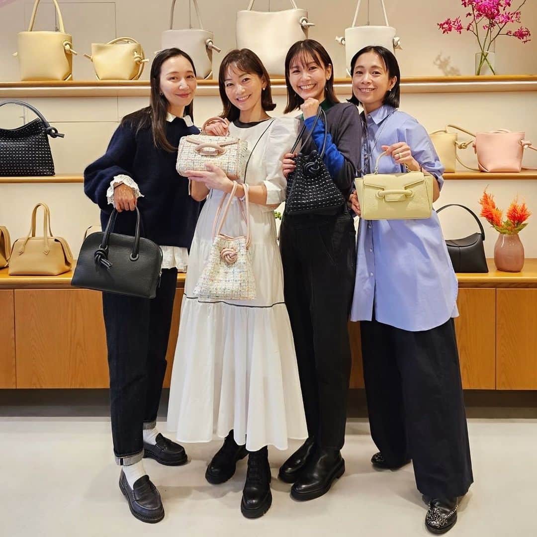 愛可のインスタグラム：「・ VASICの展示会へ、いつものみんなと 　@vasic_japan   ホリデーシーズンに向けて、綺麗なツイードのシリーズもあったり、春らしいパステルカラーのものも可愛らしくて迷いましたが、 私は写真の黒のバッグをオーダーしました。 ずっと、ある程度収納力のある学生鞄風のものを探していたので、シンプルで使いやすそうで、ピッタリのイメージ！ 届くのが楽しみです。  みんなそれぞれ、らしい物をオーダーしてるね。  @vasic_japan  #ヴァジック」