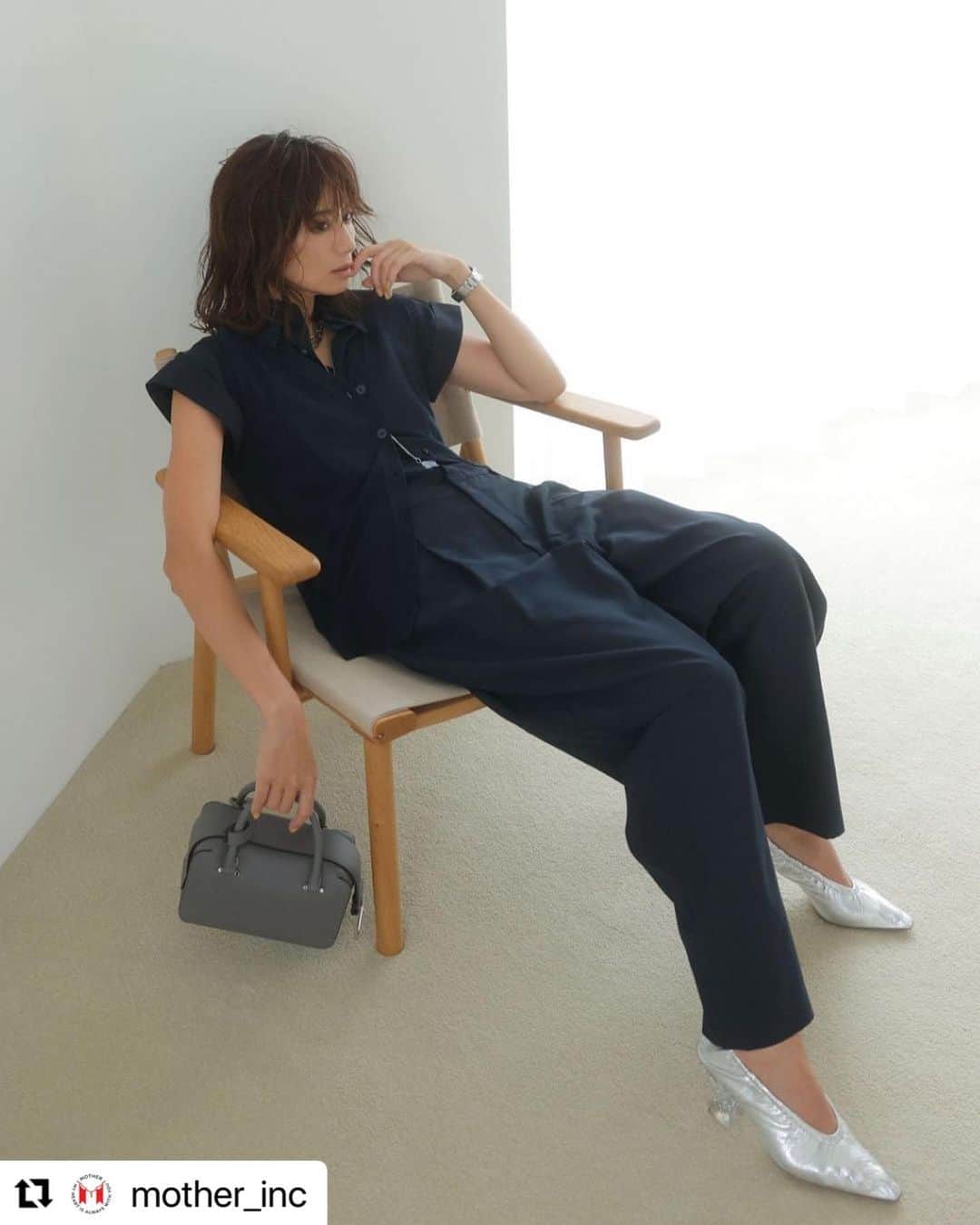 のインスタグラム：「ジャンプスーツってネットで買うのは難しいアイテムで売れないかなって思ってたのですが笑、なんと毎回フォルムの大人気アイテムなのです🥹こちらもアームの空き具合こだわり極力インナーが見えないようにしました！どっちの色も使えそうで、わたしもまだ迷い中🌀  #Repost @mother_inc with @use.repost ・・・ ■シャツジャンプスーツ PRICE：19,800円（税込・送料無料） COLOR：BEIGE/NAVY SIZE：0/１  涼しげな麻混素材を使用したきちんと感も兼ね備えたシャツジャンプスーツです。 1枚でも着用できるようにアームホールはインナーが見えにくい仕様に仕上げています。 前後身頃のタックやパンツ後ろ身頃にダーツをいれて立体感を出すことでリュクスな印象に。 程良くゆとりのあるサイズ感はリラックスした着心地で、1枚で様になります。 これからの季節にぴったりなアイテムです。 自宅で手洗い可能です。ベージュ、ネイビーの2色展開。2サイズ。  ◇◆◇◆◇◆◇◆◇◆◇◆◇◆◇◆◇  ■受注期間 11月14日（火）12:00～11月19日（日）23:59まで https://mother-inc.jp/forme/ 2月中旬以降順次発送予定。  ※受注生産のため【2月中旬以降】順次発送となります。 ※FORME以外の商品との同時購入はできかねます。他の商品をご購入の場合は別途ご購入ください。 ※お客様都合のキャンセル、返品はご遠慮いただいております。 　サイズ・色をご確認の上ご注文いただきますようお願い致します。 ※商品発送時に、クレジットカード決済がおこなわれます。 ※MA-１、ジャケットは上限がございます。他の商品は上限なくお買い求めいただけます。 お客様にはご不便、ご迷惑をおかけ致しますが、ご理解の程、宜しくお願い致します。  ◇◆◇◆◇◆◇◆◇◆◇◆◇◆◇◆◇ #mother_inc#東原亜希#forme#フォルム#2024SPRING」