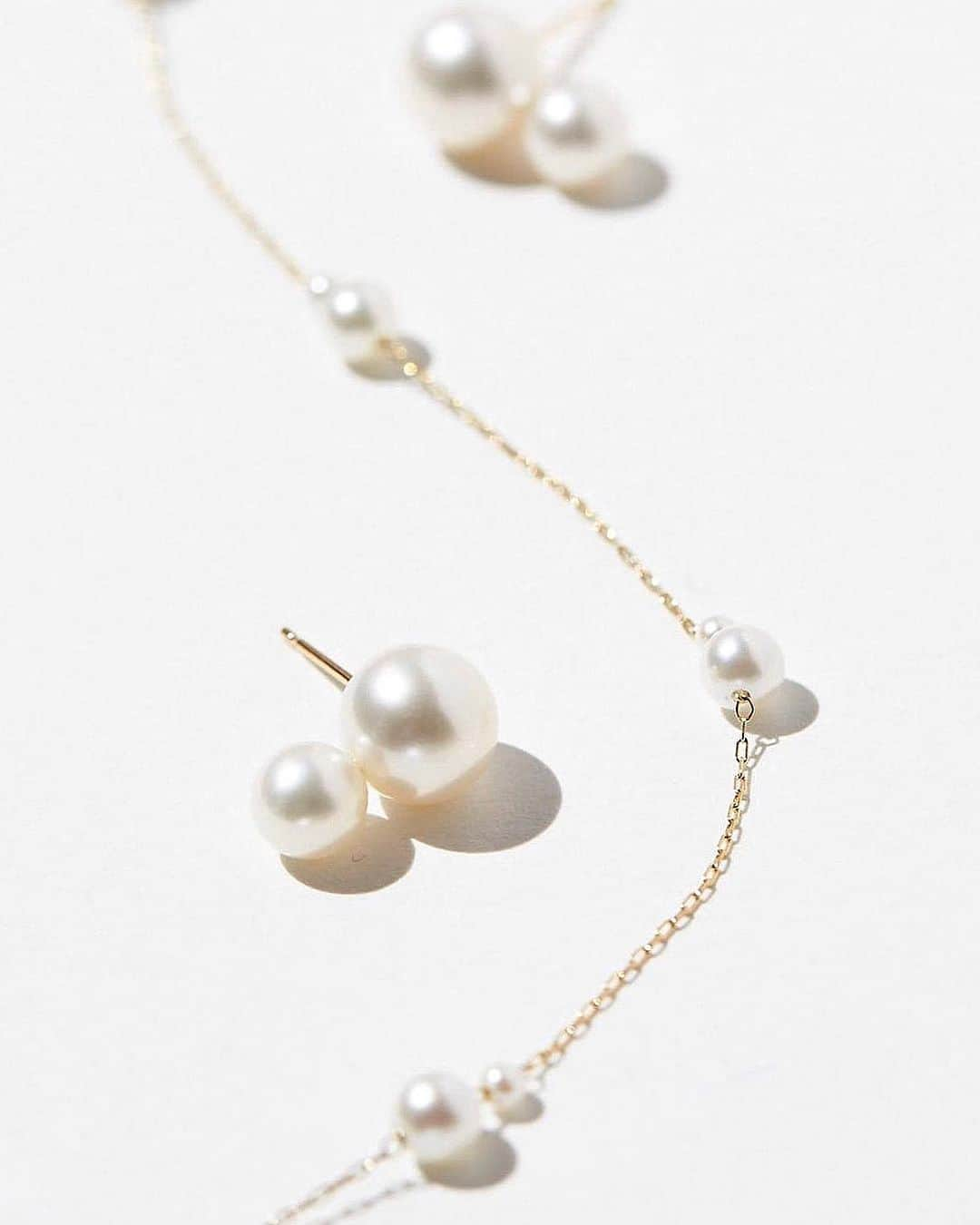 M I Z U K Iさんのインスタグラム写真 - (M I Z U K IInstagram)「Sweet Kisses 💕  Most loved Kissing floating pearl necklace with earrings, new baby size earrings available on www.mizukijewels.com!  . . .  #mizuki #mizukijewels #mizukijewelry #gift #the #kiss  #seaofbeauty #modern #pearl #jewelry #jewellery」11月9日 12時05分 - mizukijewels